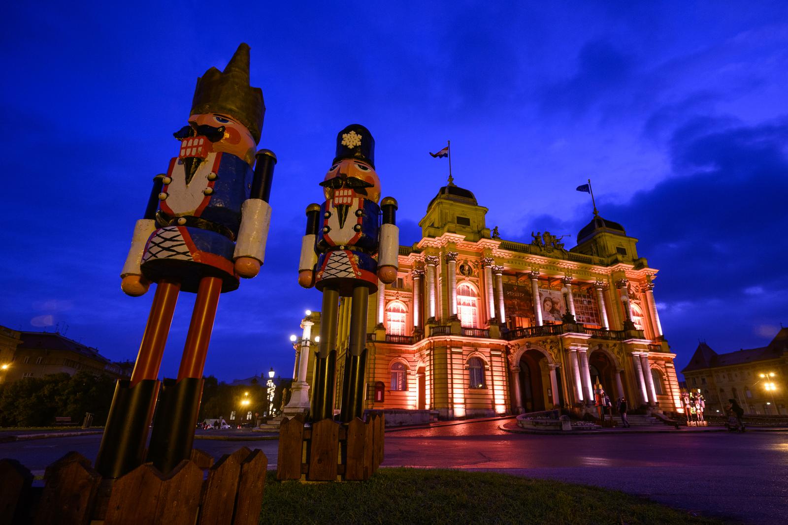 Zagreb: Orašari postavljeni ispred zgrade Hrvatskog narodnog kazališta