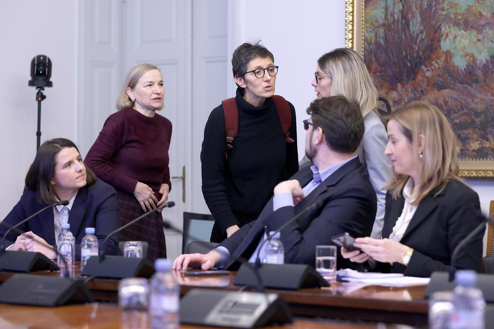 Zagreb: Odbor za informiranje o oglasavanju usluga i aktivnosti javnih i drzavnih tijela te drzavnih tvrtki