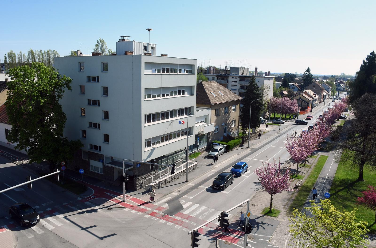 Sisak: Pogled na Kukuljevićevu i Lovrićevu ulicu