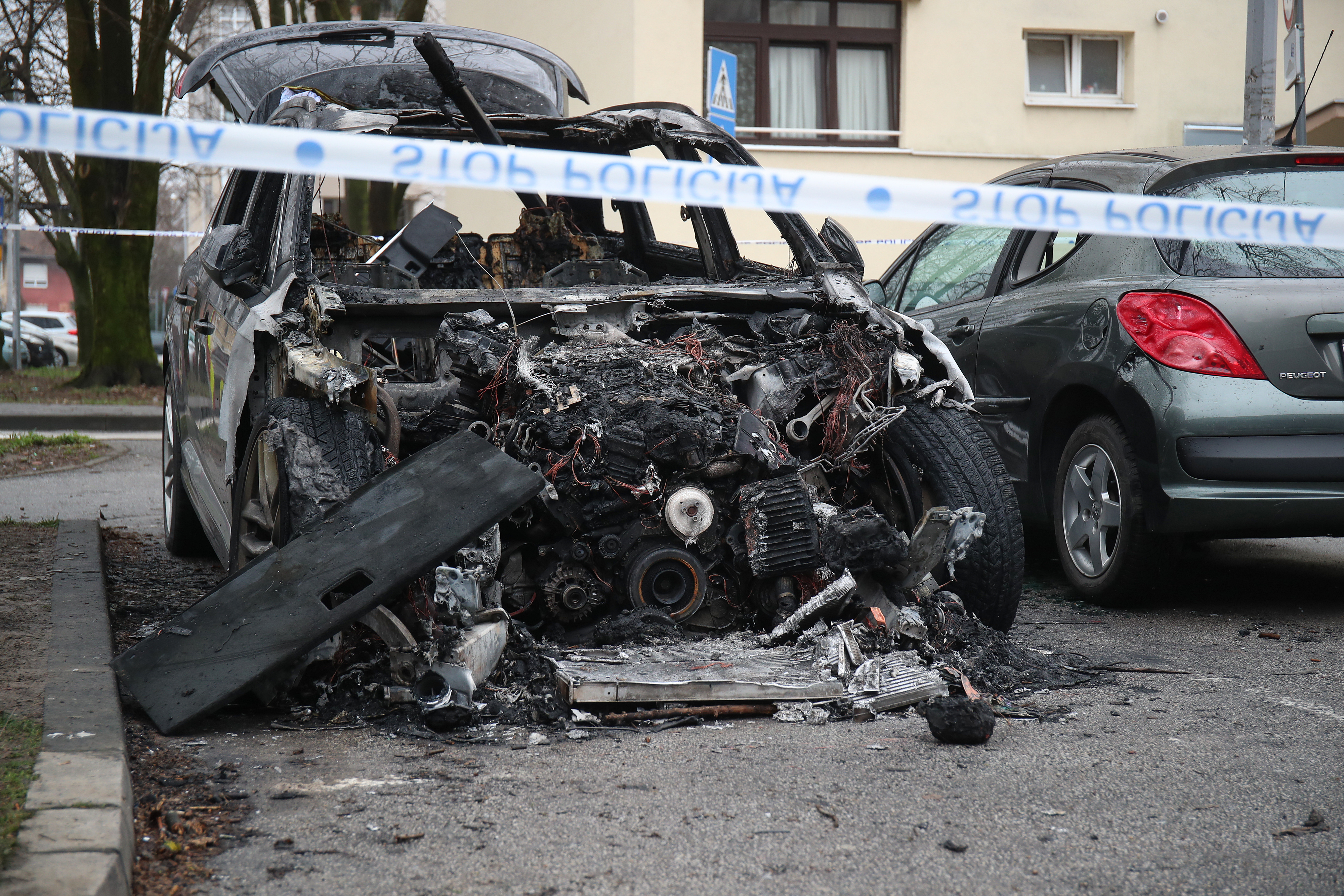Zagreb: U Rapskoj ulici u potpunosti izgorio automobil Audi