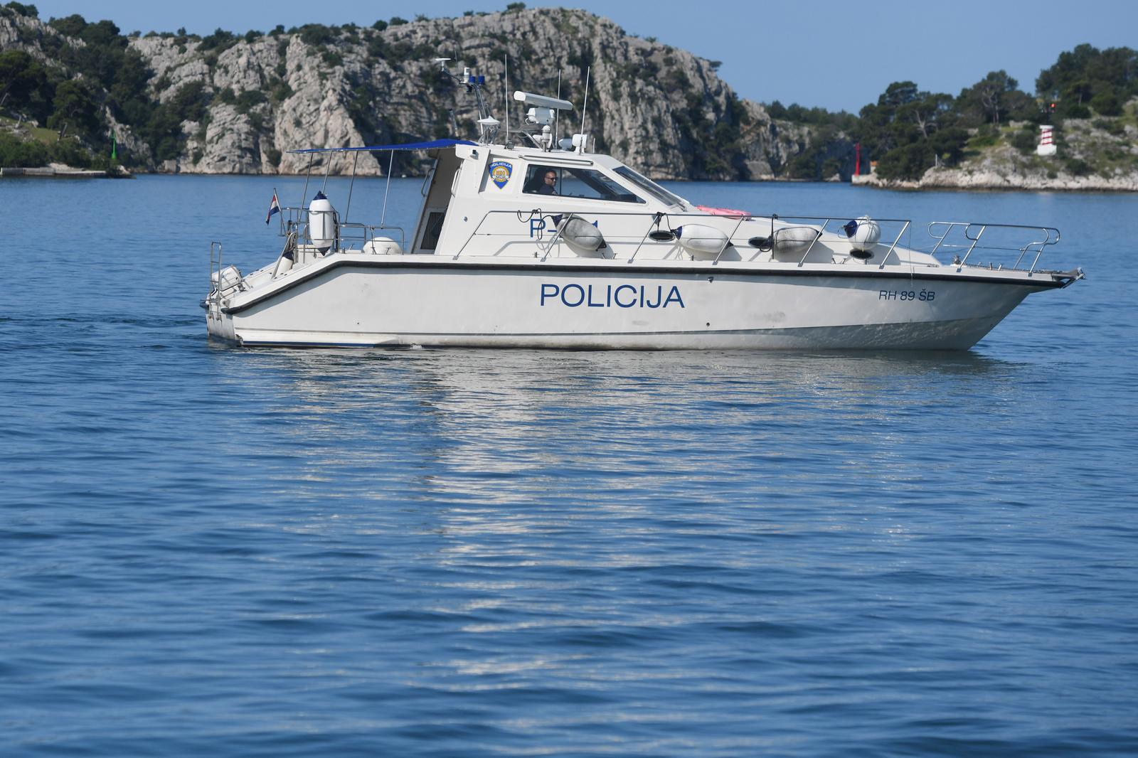 ibenik: Brod pomorske policije u kanalu Sv.Ante