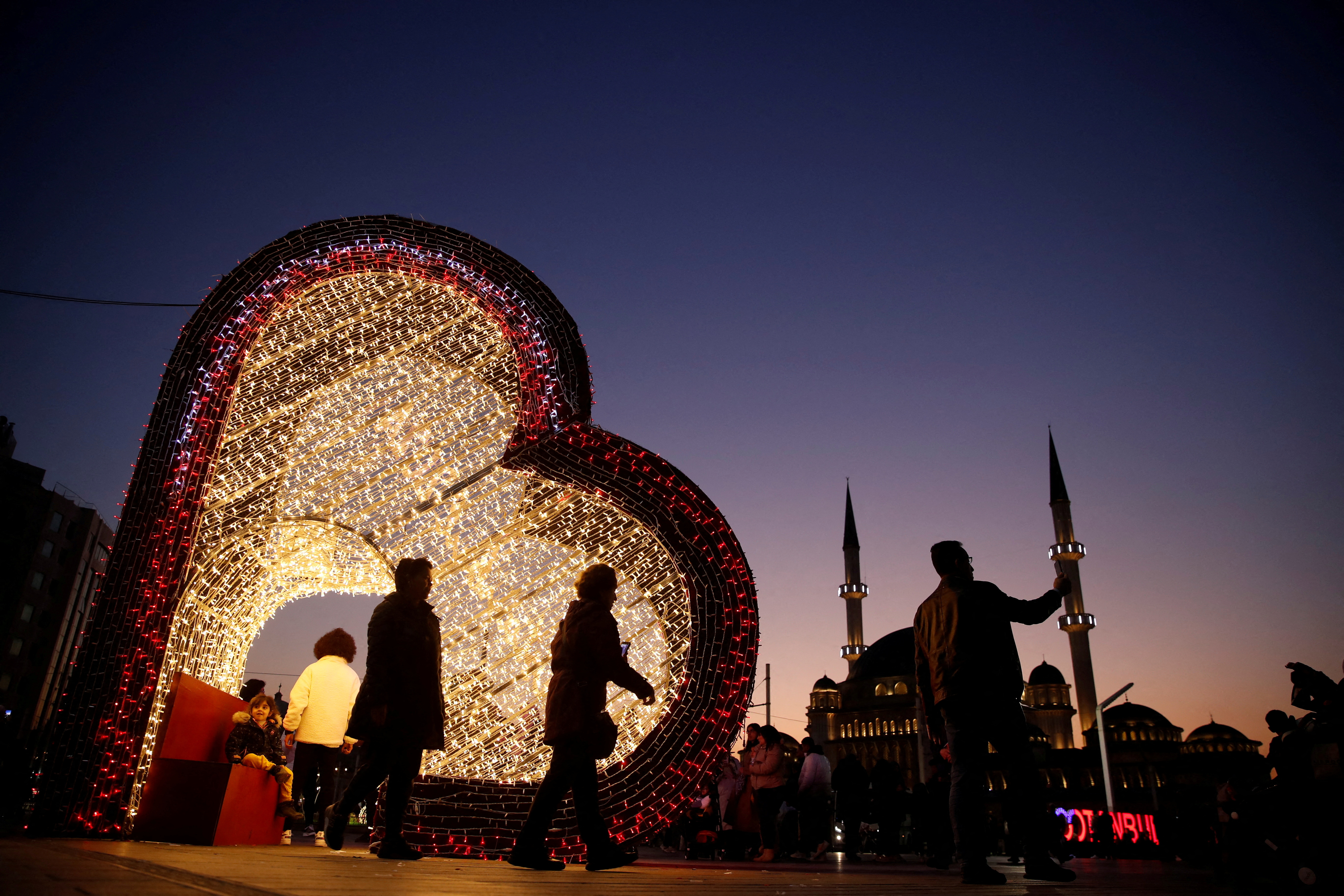 REUTERS/Dilara Senkaya (doček Nove godine u Istanbulu)