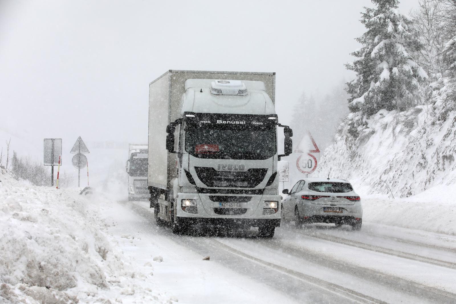 Gust snijeg i dalje pada na području Gorskog kotara