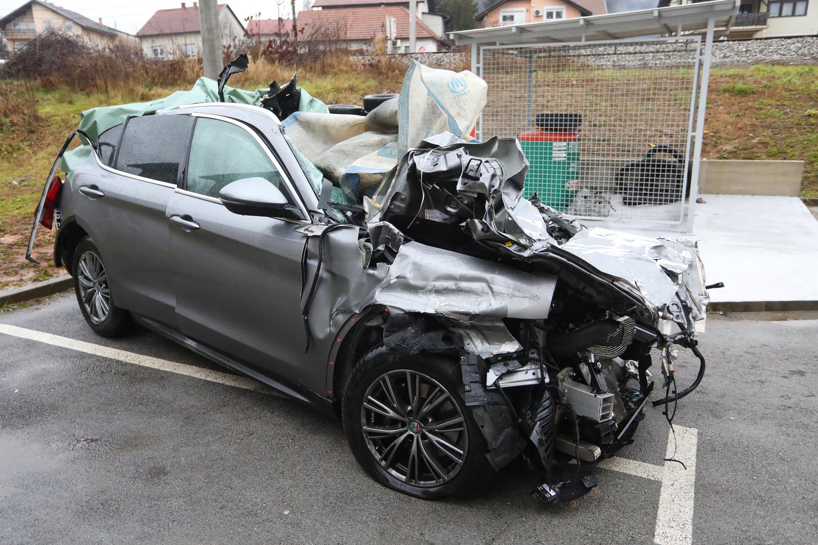 Karlovac: Olupina auta u kojem je poginuo bracni par iz Rijeke