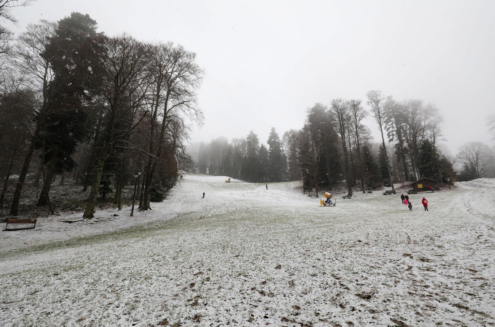 Prvi ovogodišnji snijeg zabijelio je Sljeme