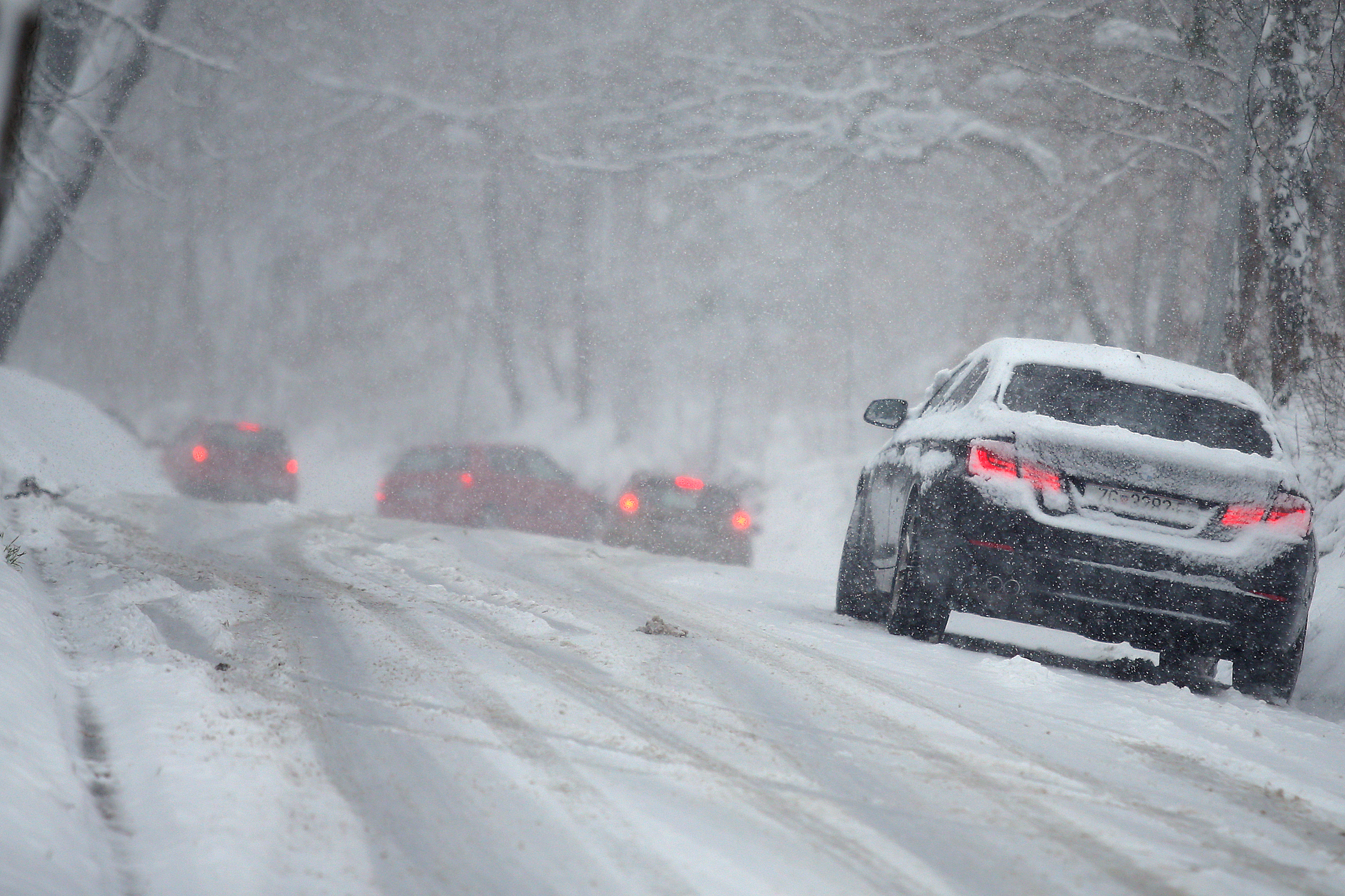 Zagreb: Na Tukancu zbog snijega automobili klizili s ceste