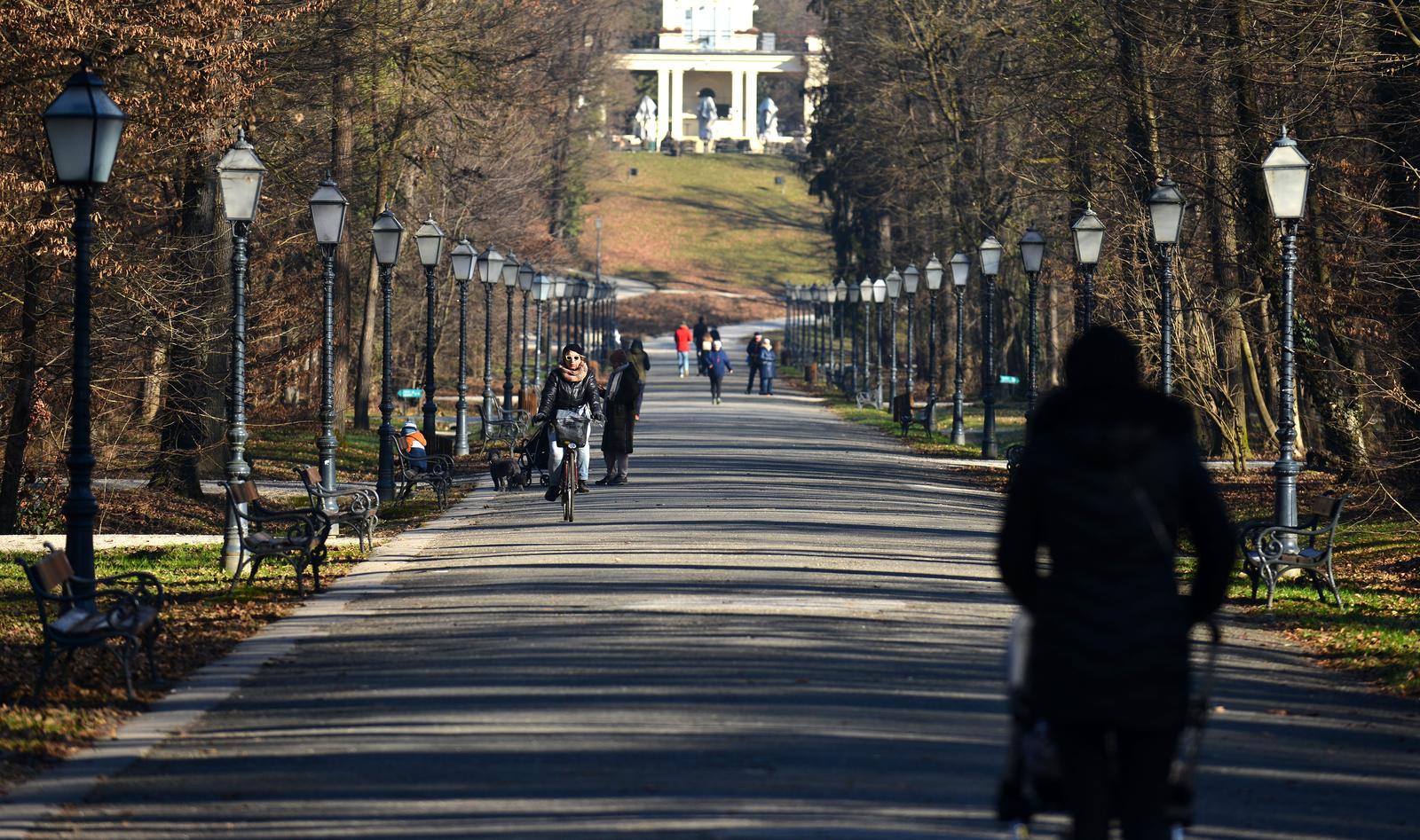 Zagreb: Sunčan zimski dan na Maksimiru