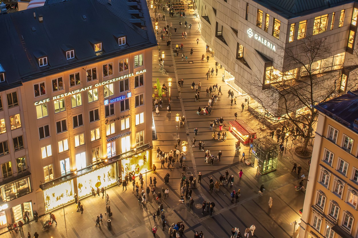 Galeria und Wormland am Marienplatz, Blick vom Rathausturm, Januar 2024 Deutschland, München, Januar 2024, Kaufhaus Gale