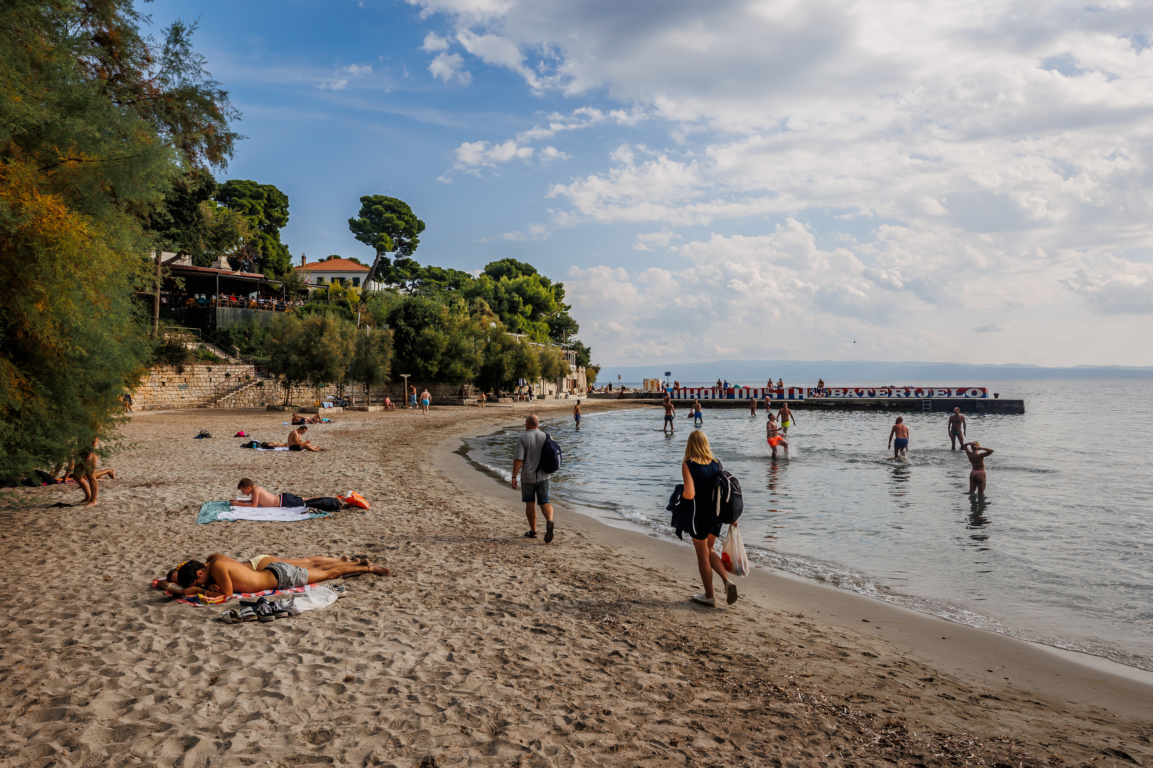 Split: Skokovi i picigin obilježili popodne na splitskoj plaži Firule