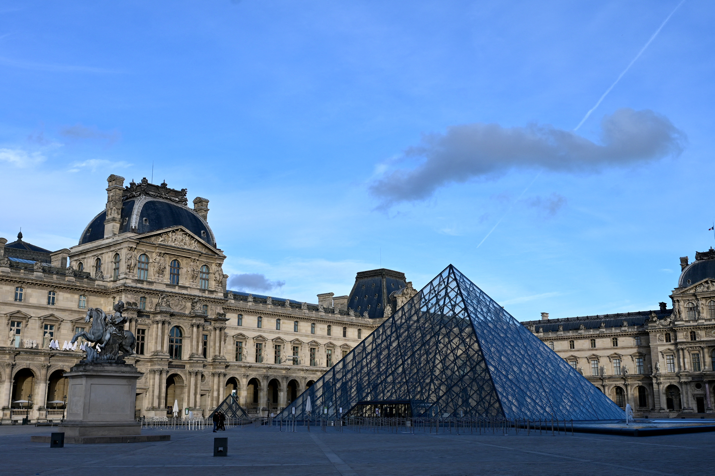 muzej louvre, pariz, francuska