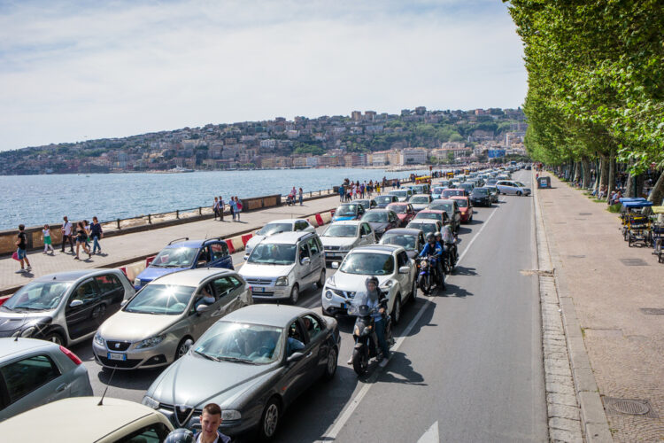 autmobili, kolona, more, obala, gužva, Naples,,Italy,-,April,23,,2015.traffic,In,The,City,-