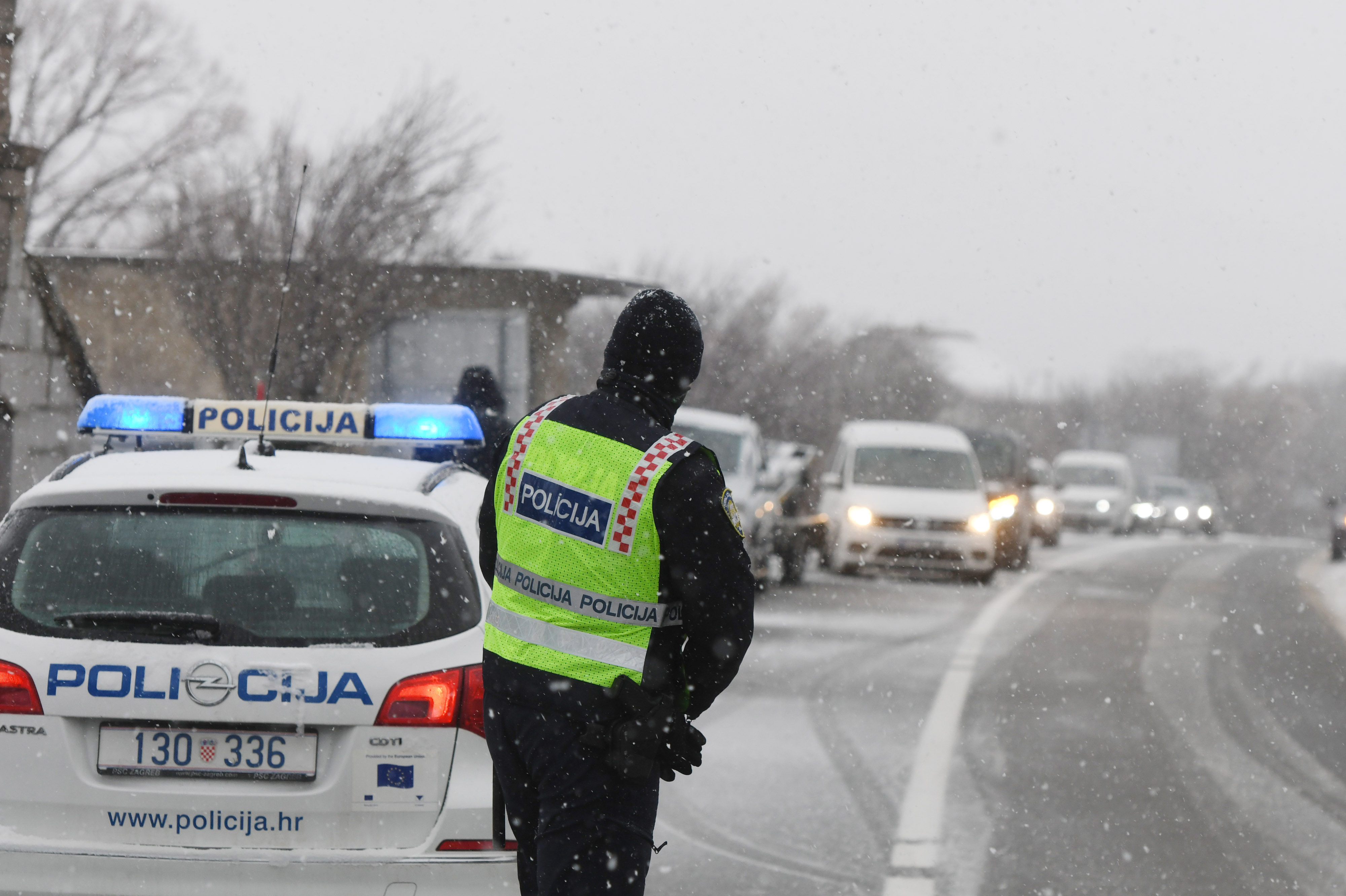 Policija, snijeg, vozači