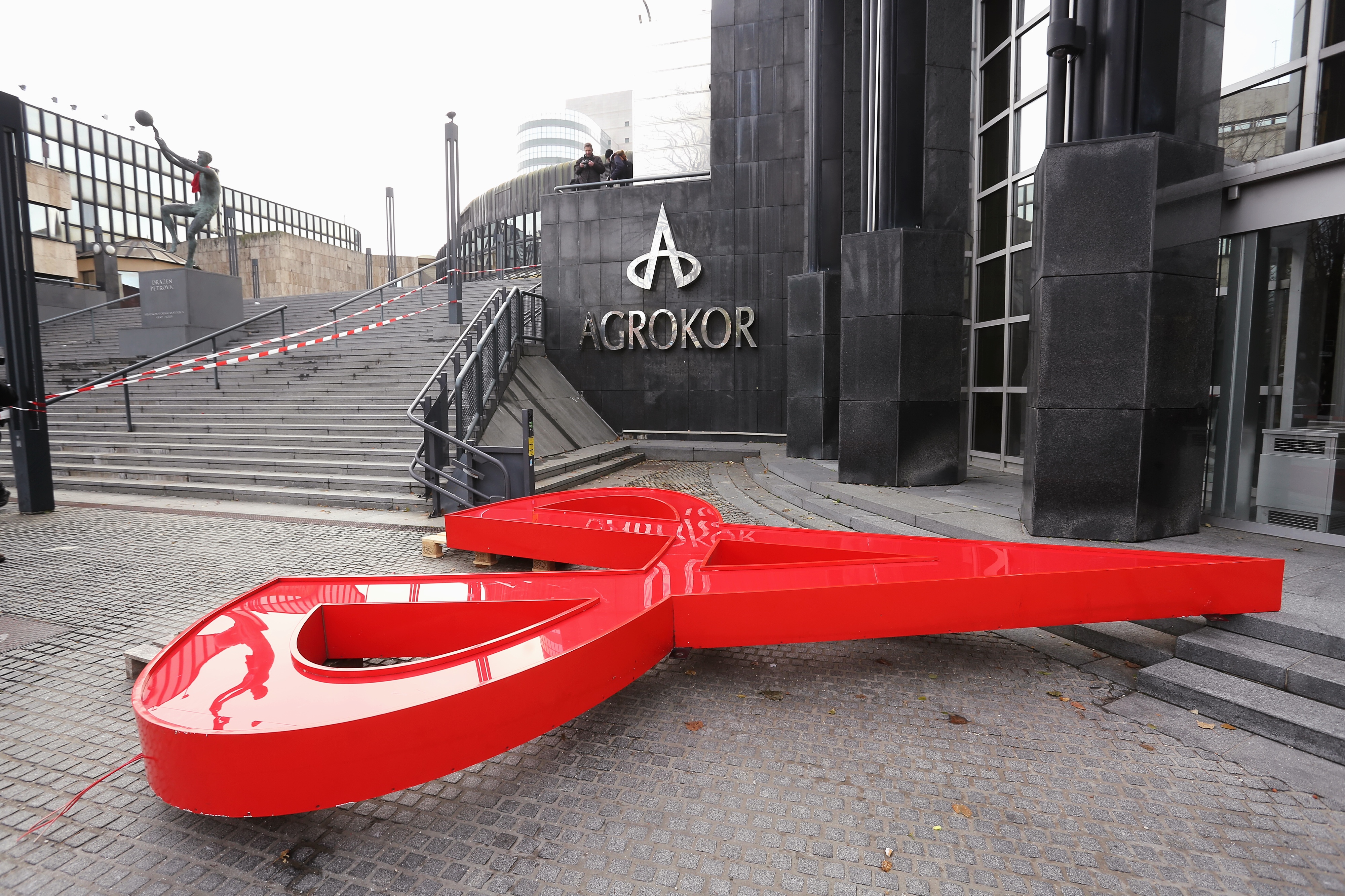 Zagreb: Skidanje velikog Agrokorovog znaka s vrha Ciboninog tornja