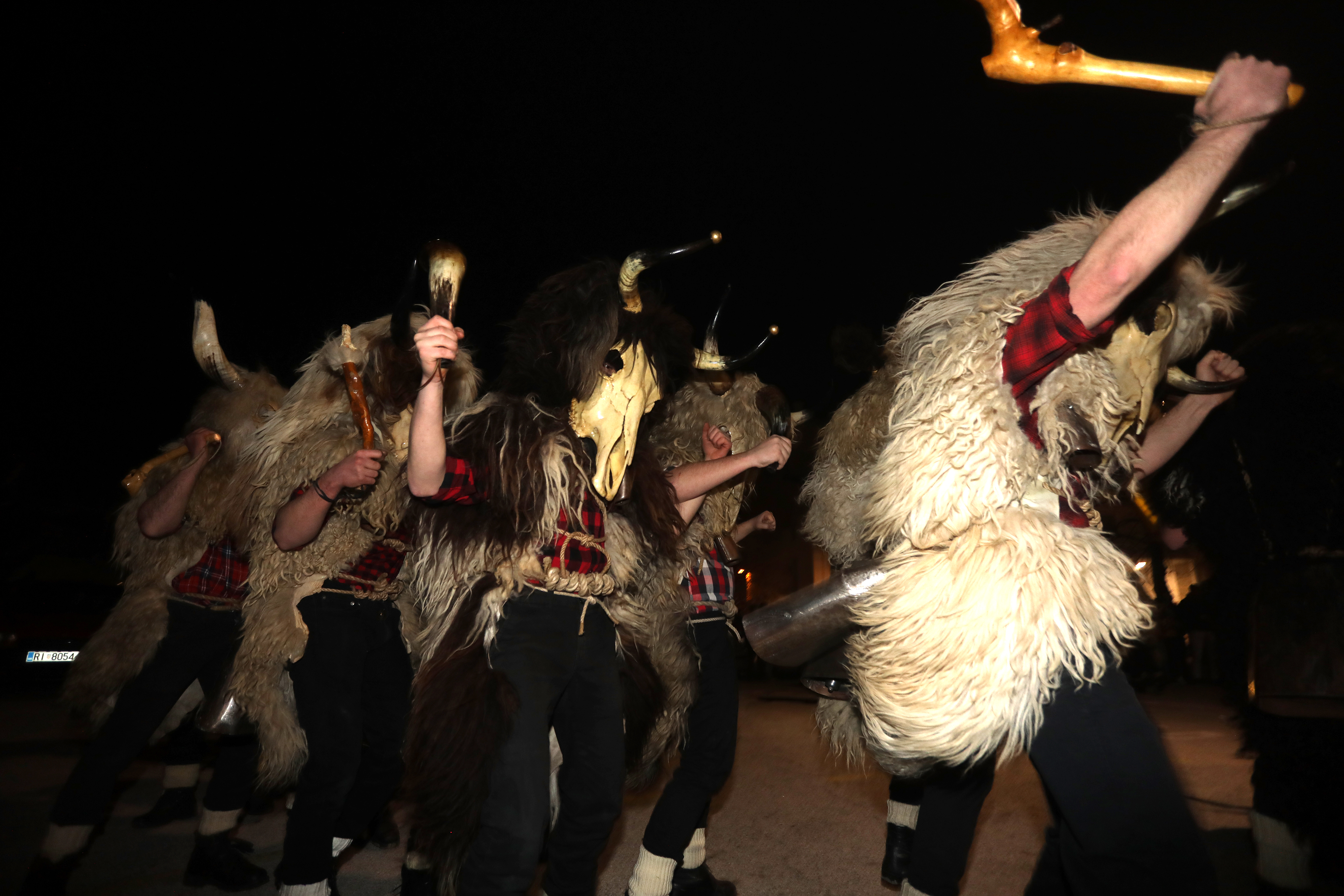Čavle: Čavjanske maškare zapalile pusta nakon čega su Grobnički dondolaši obišli okolna sela