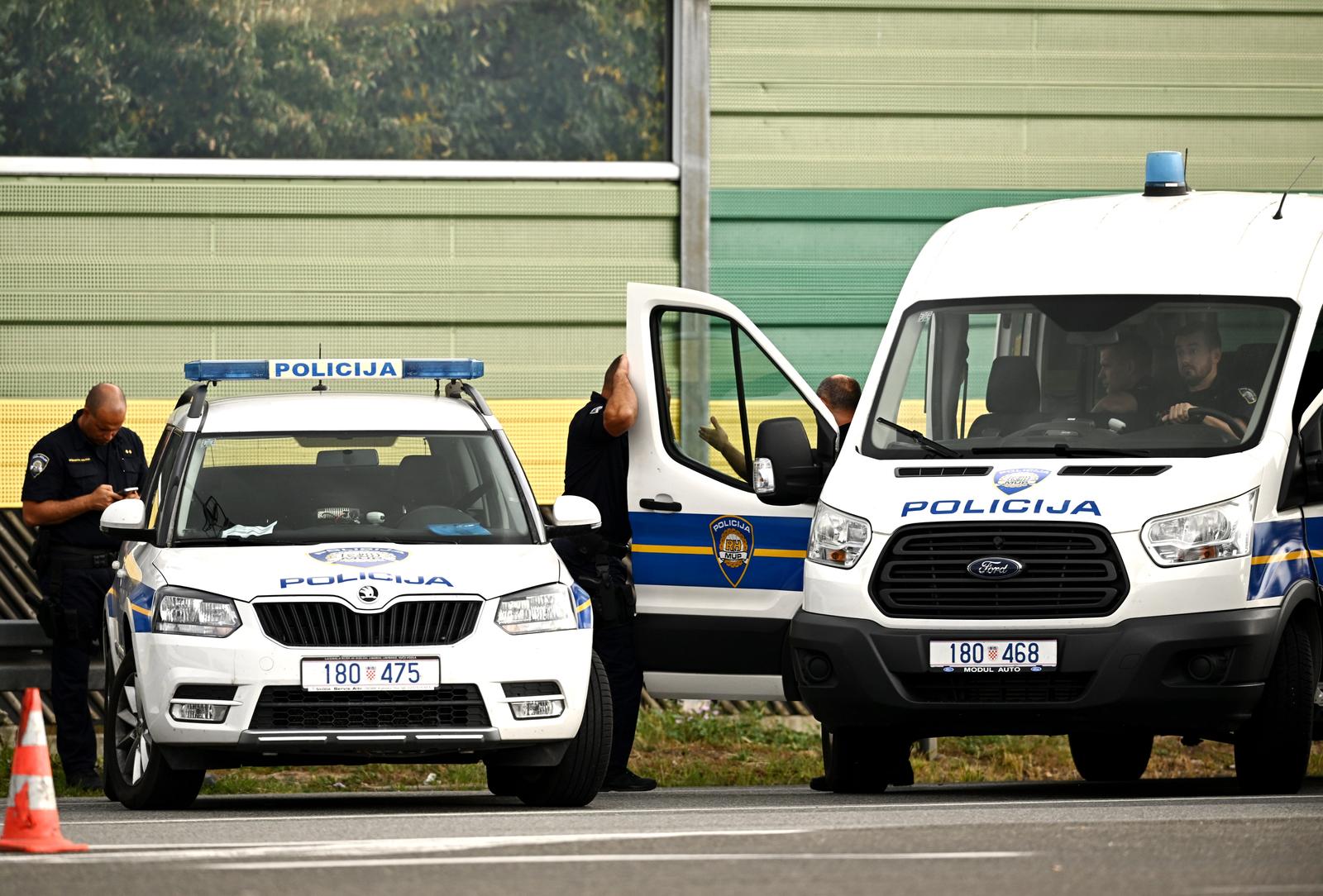 Policija na Lučkom dočekuje navijače Hajduka koji dolaze na utakmicu u Maksimir