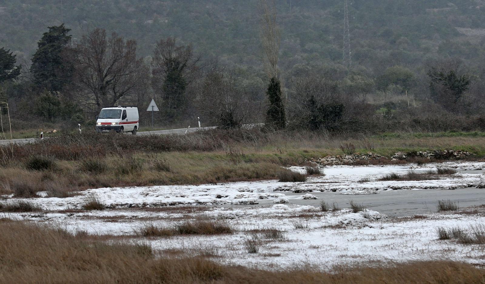 Tisno: Zbog hladno?e i jake bure zaledilo se more u uvali Ivinje