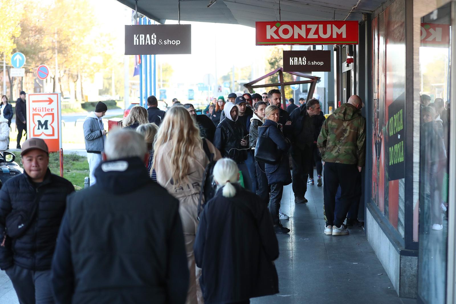 Zagreb: Velike gužve ispred jedne od rijetkih trgovina koja je danas radila