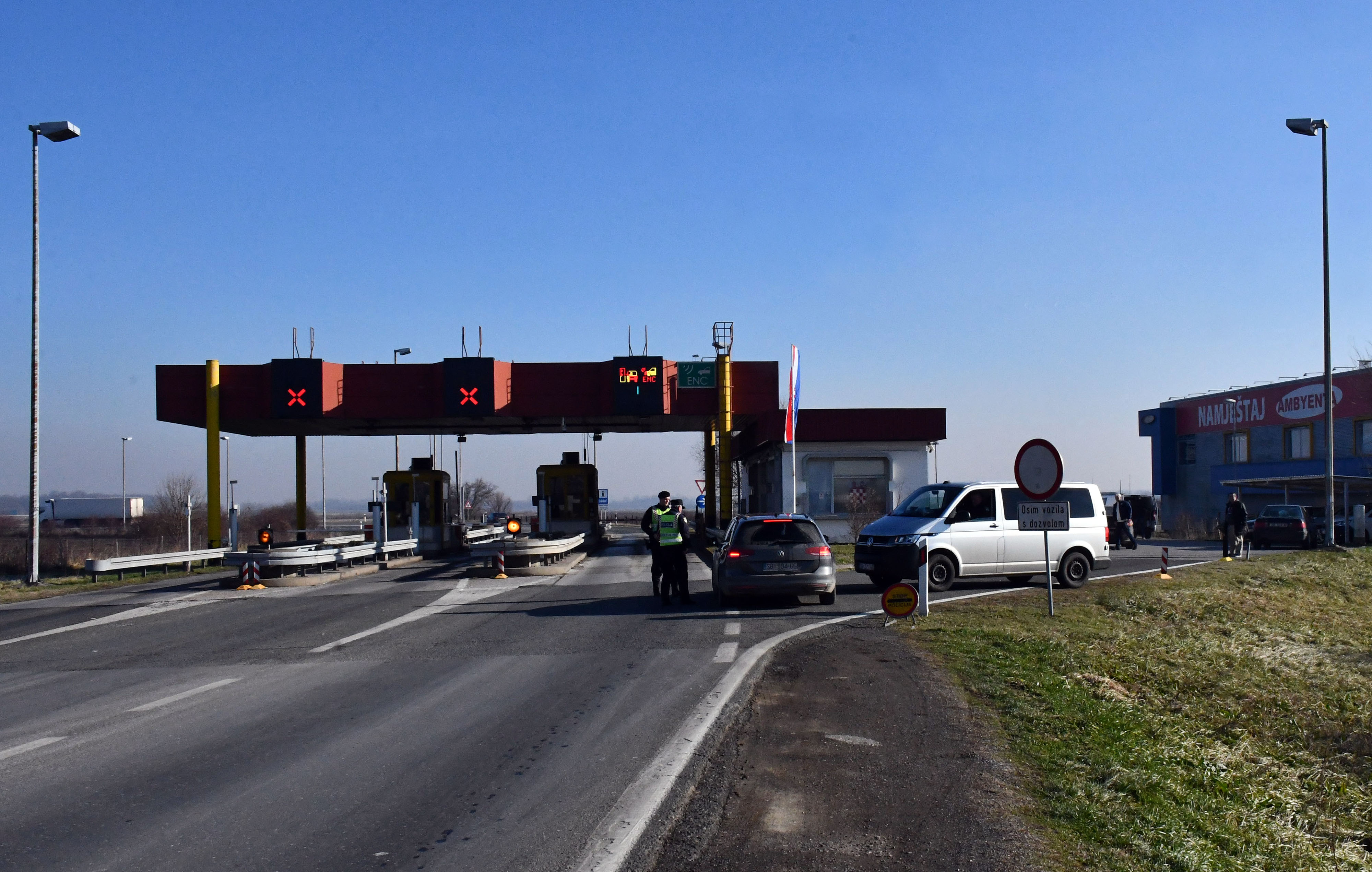 Slavonski Brod: Zbog ilegalnih migranata policija na brojnim punktovima uz prometnice provodi pojačani nadzor