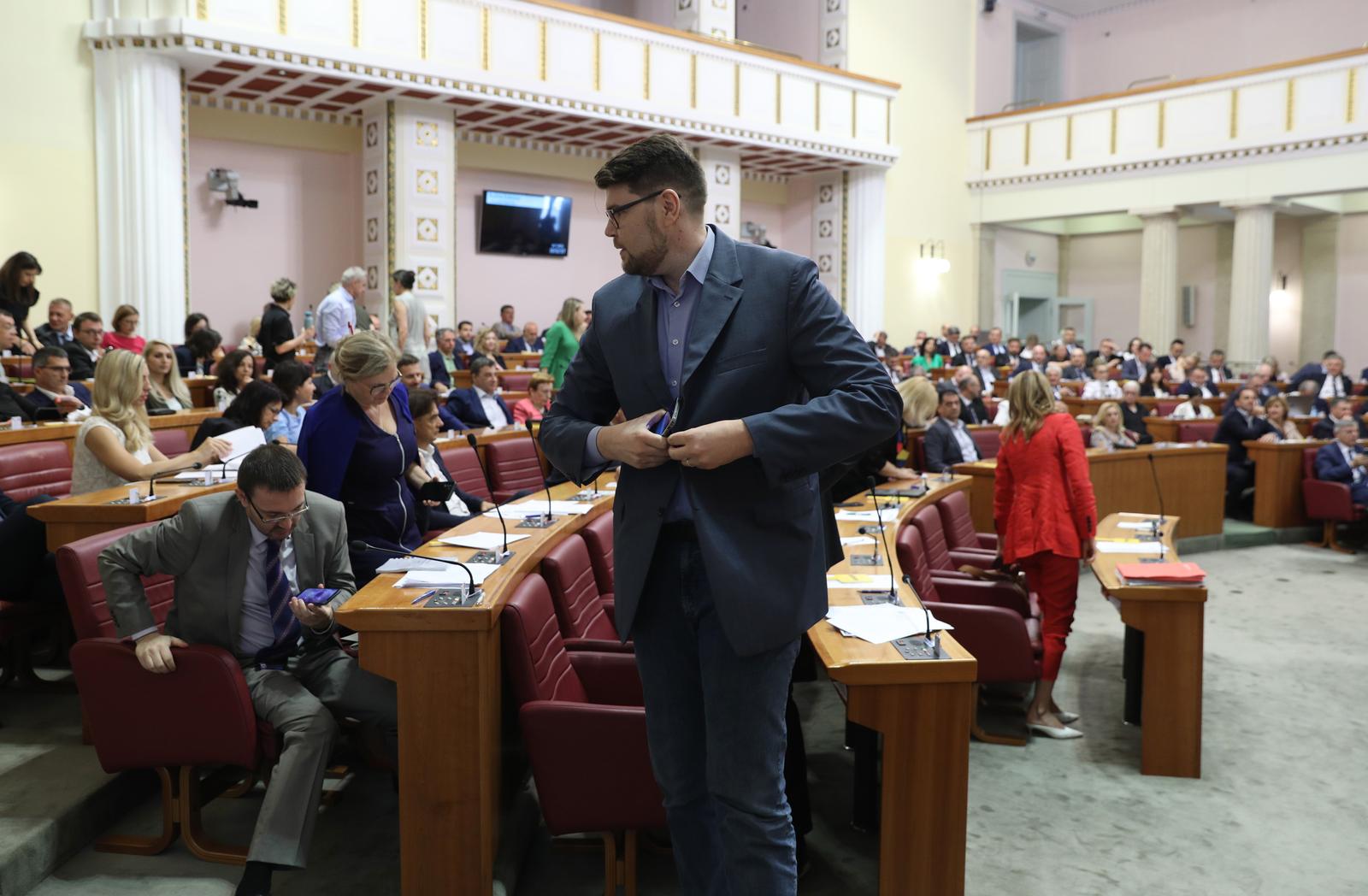 Zagreb: Oporba demonstrativno napustila sabornicu