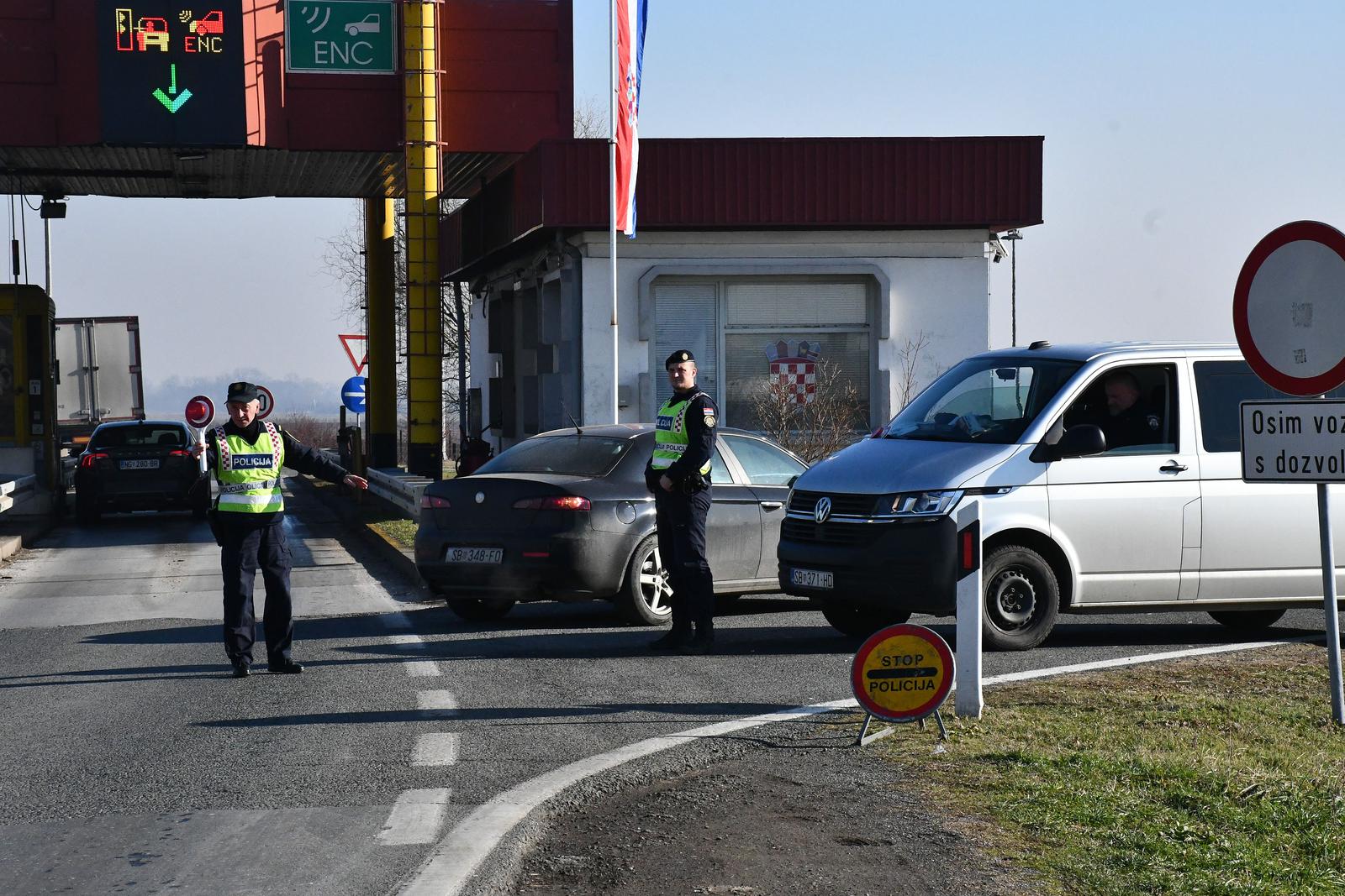 Slavonski Brod: Zbog ilegalnih migranata policija na brojnim punktovima uz prometnice provodi pojačani nadzor
