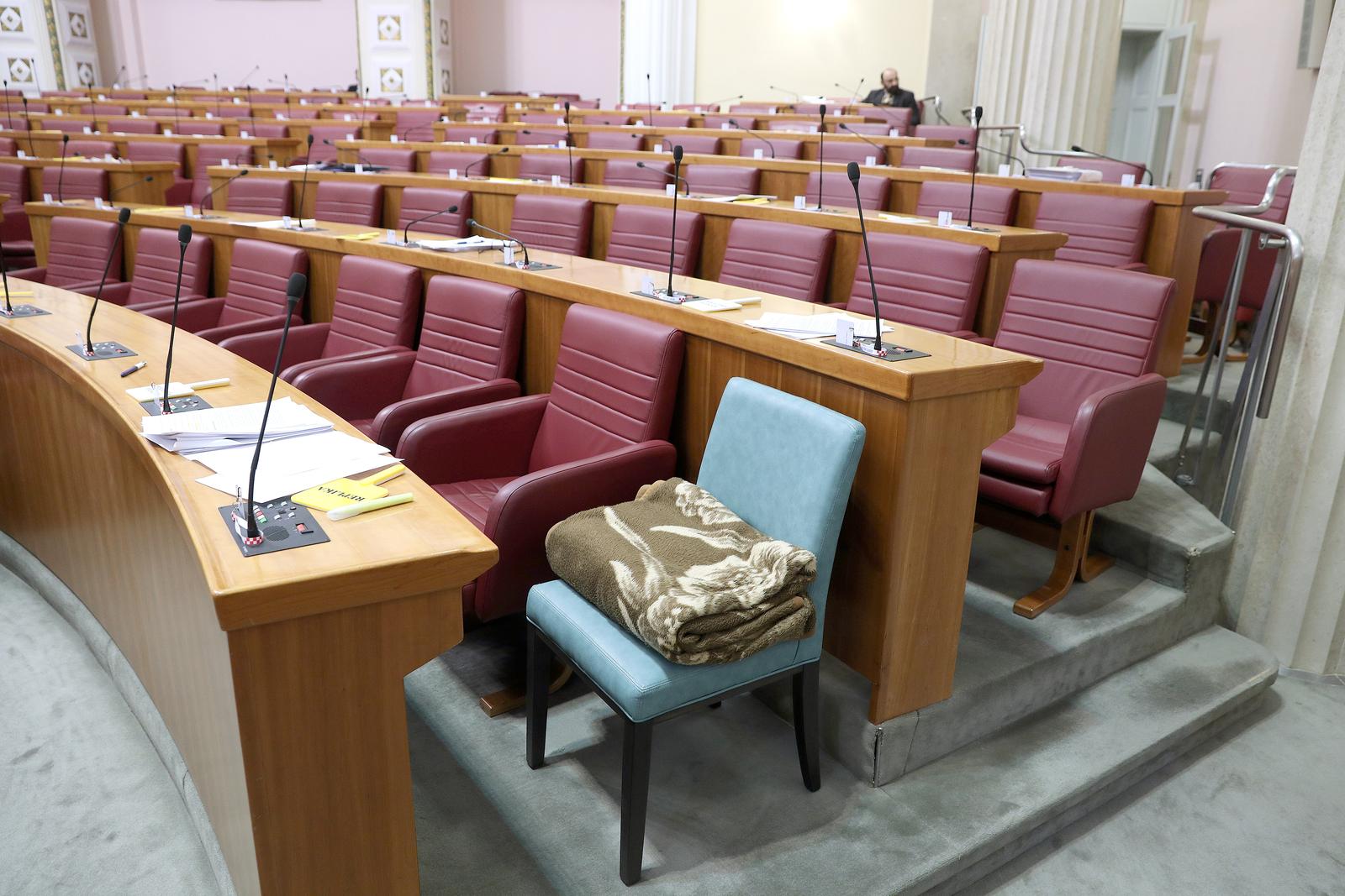 Zagreb: Predrag Štromar na štakama došao na glasovanje