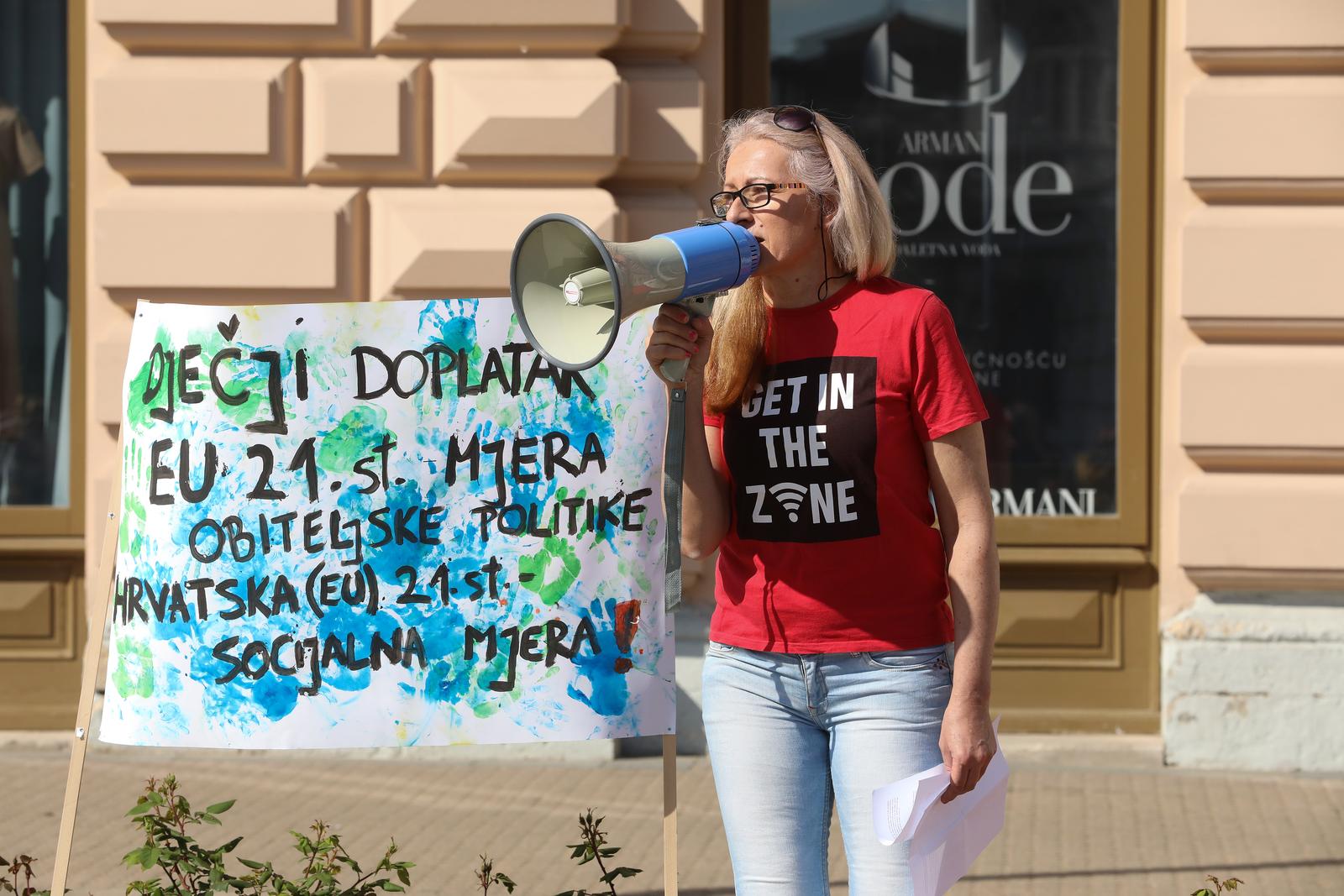 Zagreb: Na glavnom Trgu održan prosvjed inicijative "ZA djecu" - pravo na dječji doplatak