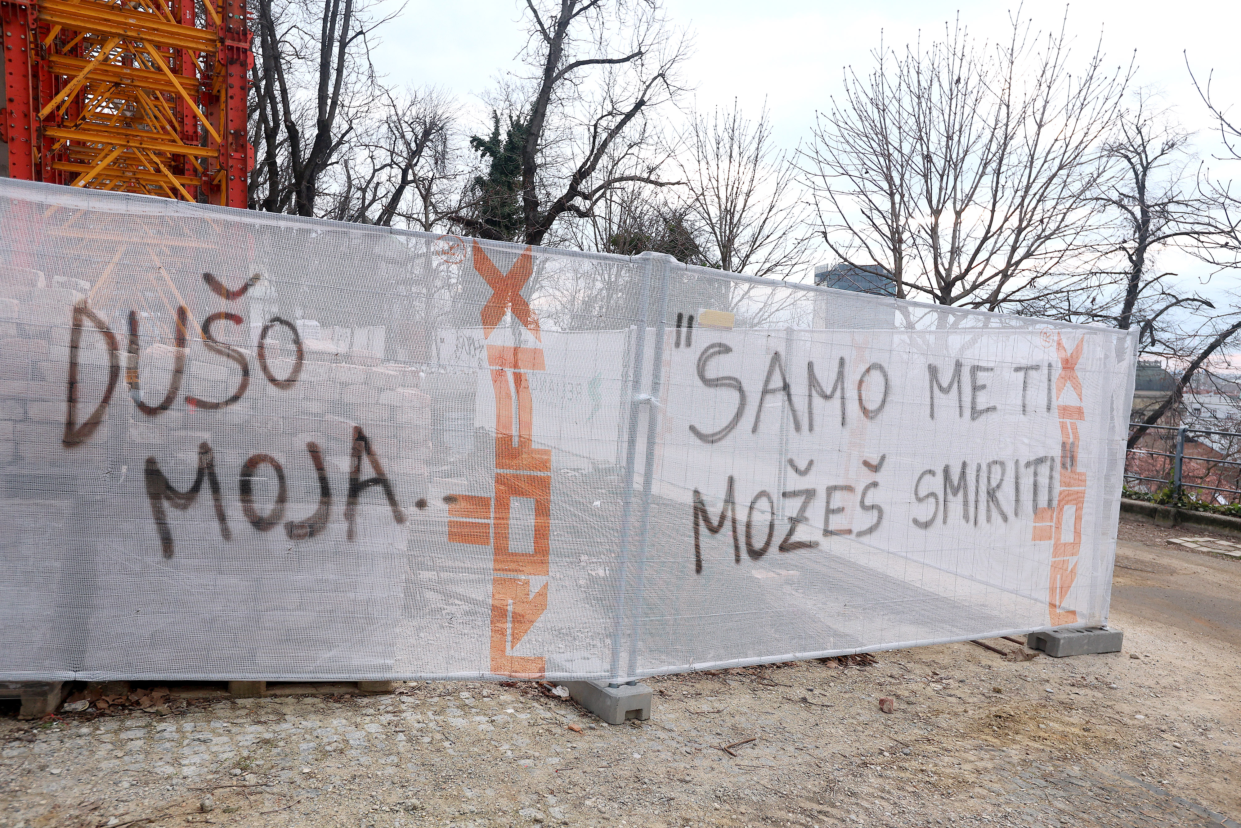 Zagreb: Na Gornjem gradu osvanuo grafit "Srce moje, dušo moja, samo me ti možeš smiriti"