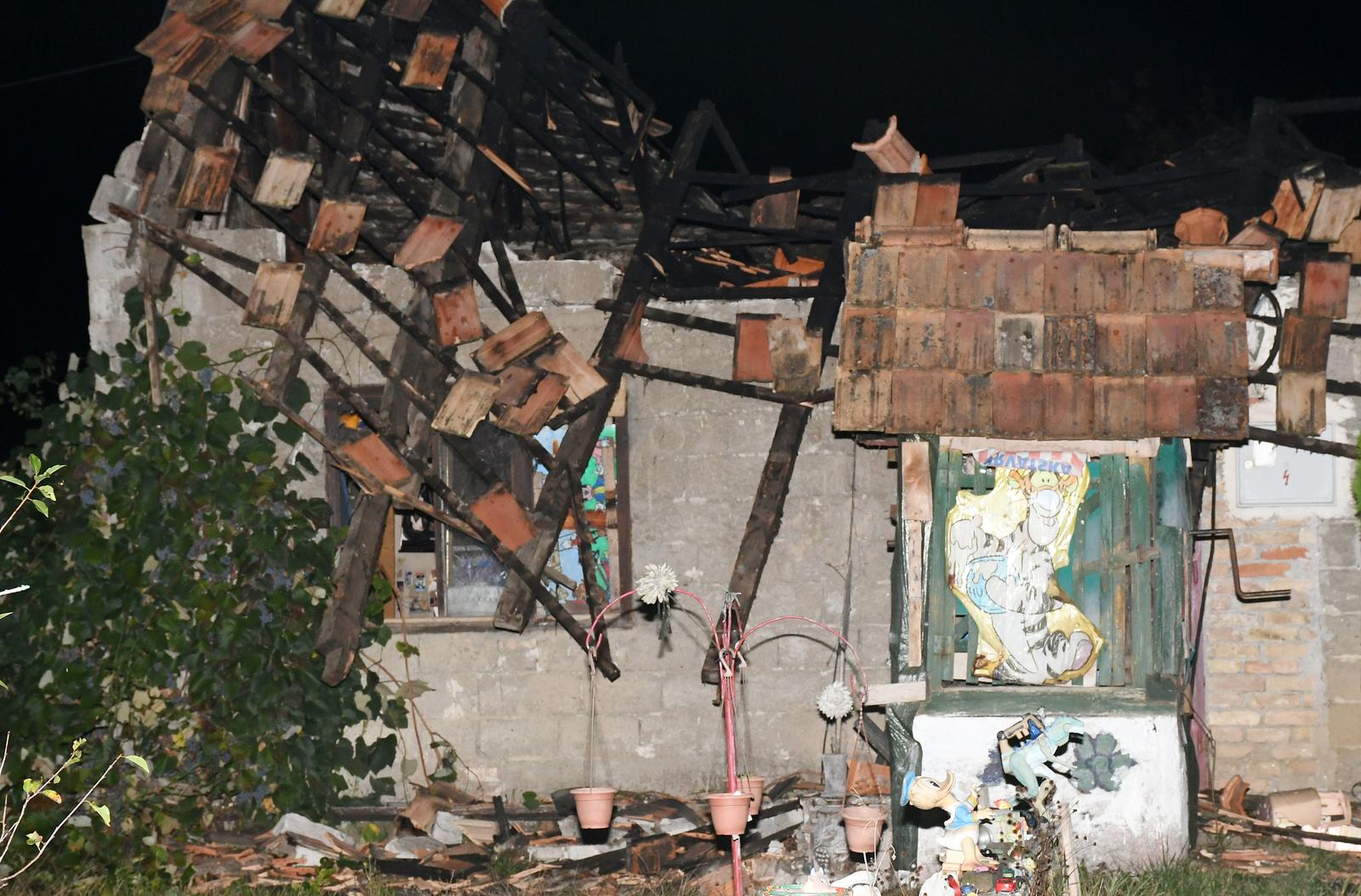 Sisak: U Zagorskoj ulici na Zelenom brijegu urušilo se krovište obiteljske kuće koja je nakon potresa dobila crvenu naljepnicu