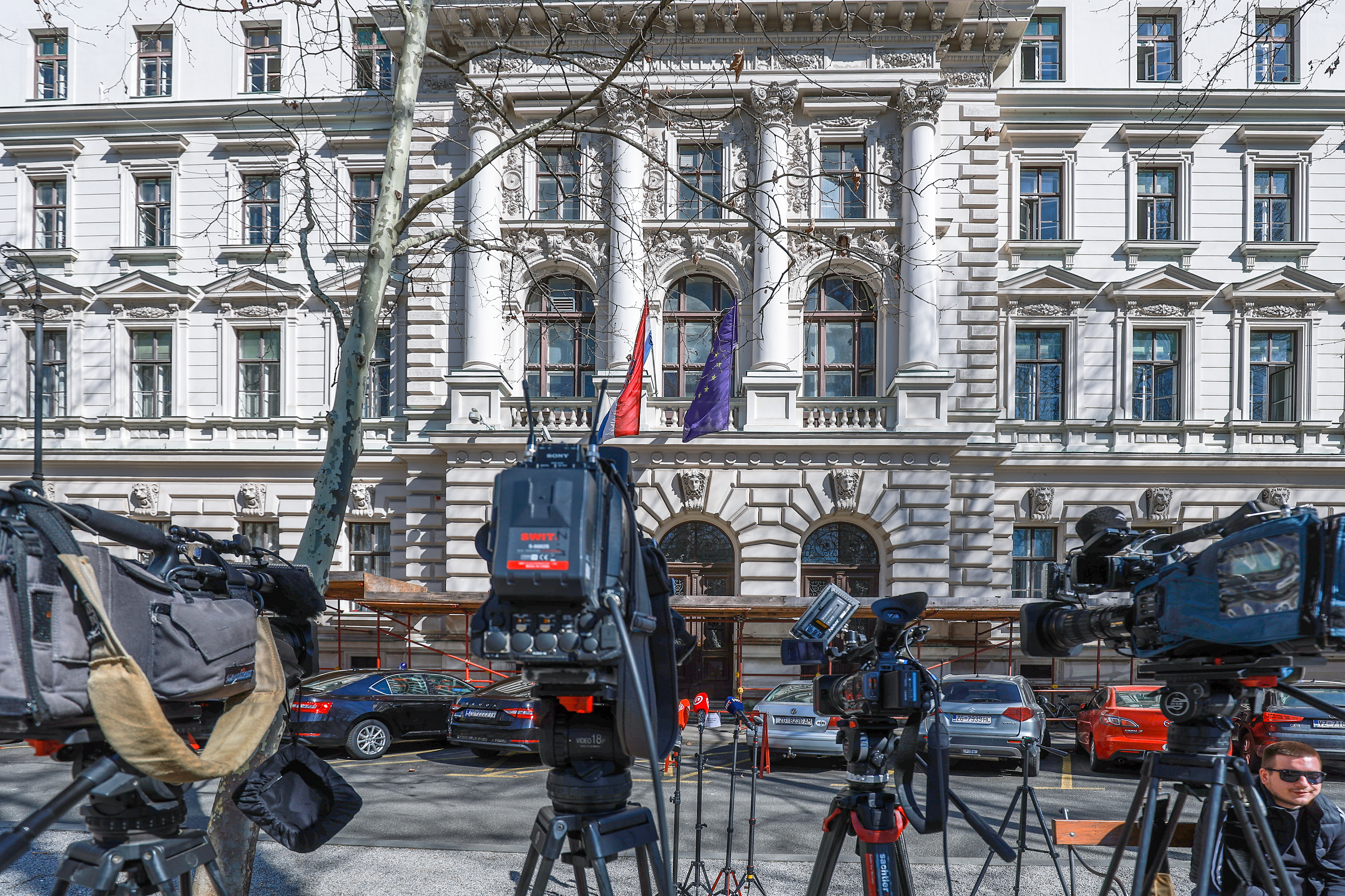 Zagreb: Brojni mediji ispred zgrade Županijskog suda na Zrinjevcu