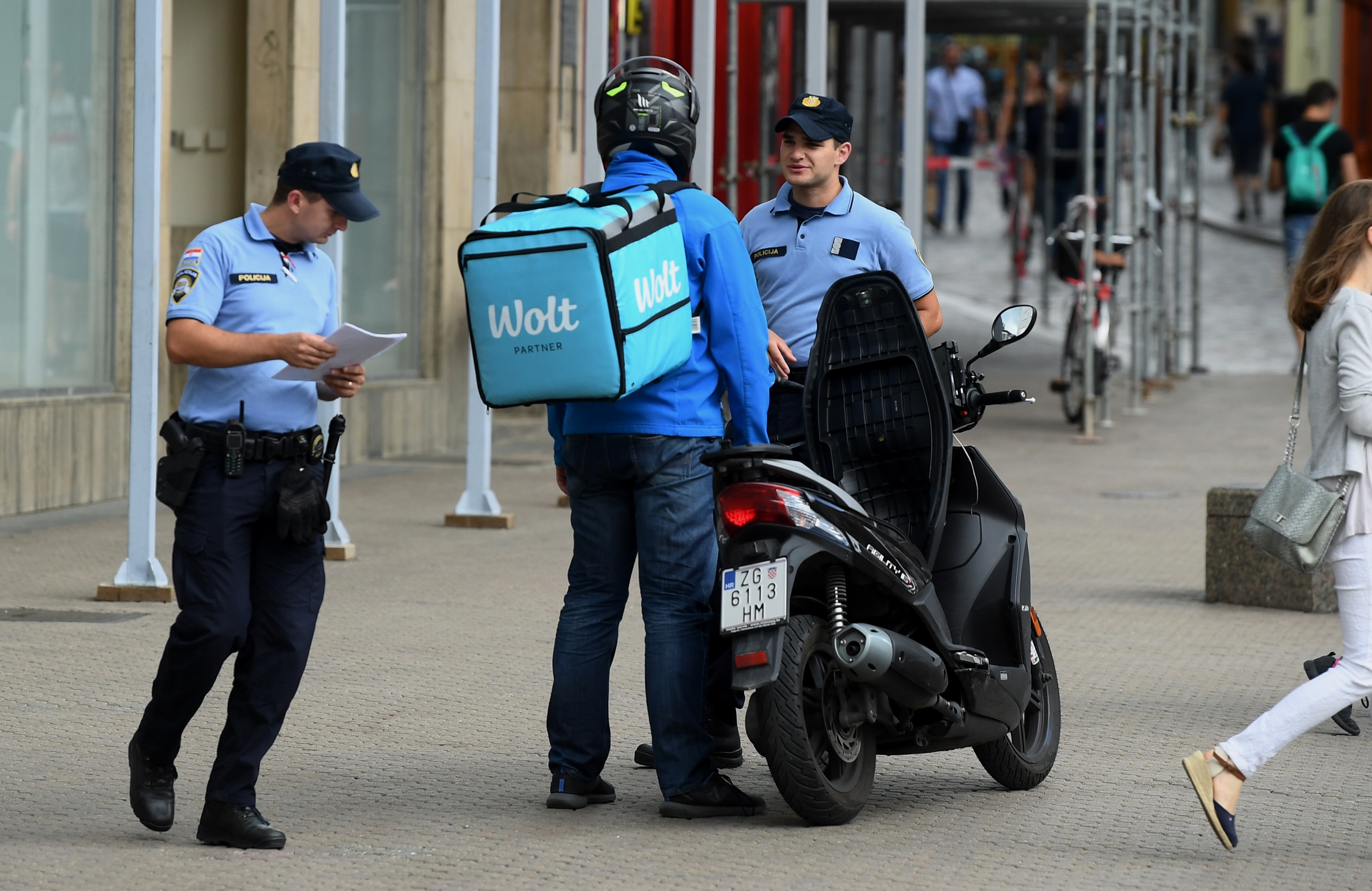 Policija, dostavljači