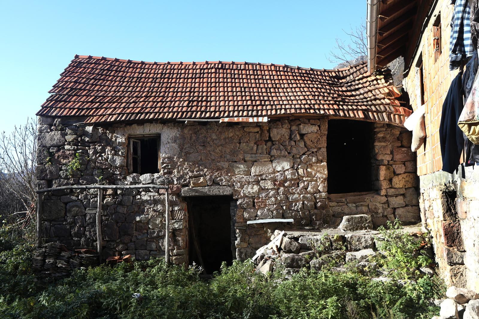 Reportaža o selu Mračaj na granici BiH i Hrvatske i njegovom jedinom stanovniku