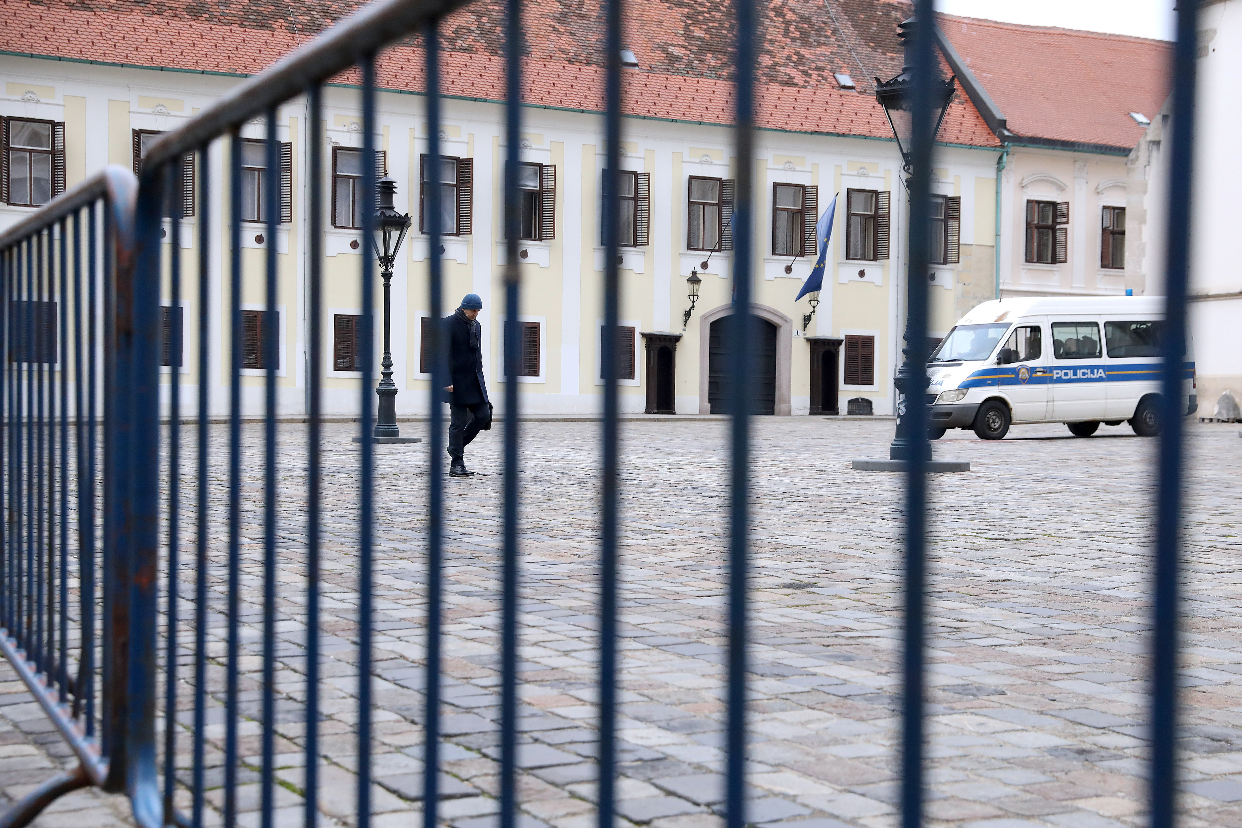 Ograda na Markovom trgu još uvijek postavljena 15 mjeseci nakon napada na Banske dvore
