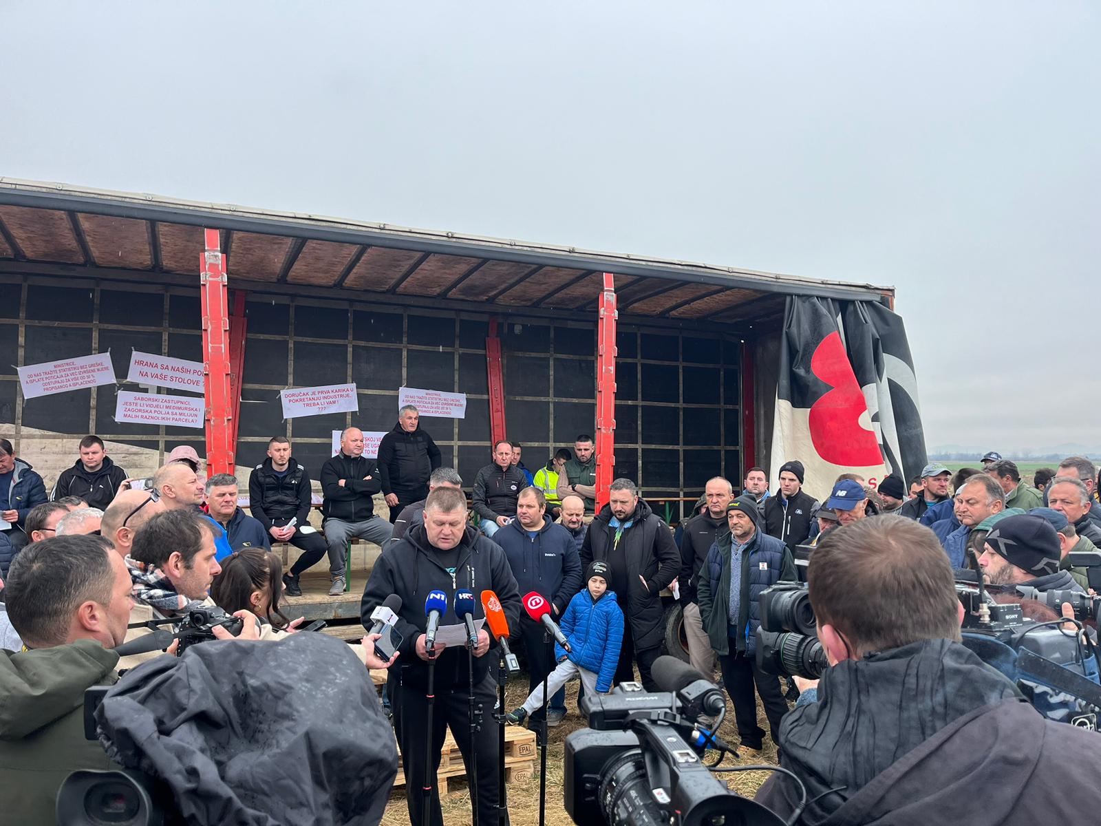 prosvjed, poljoprivrednici, traktori