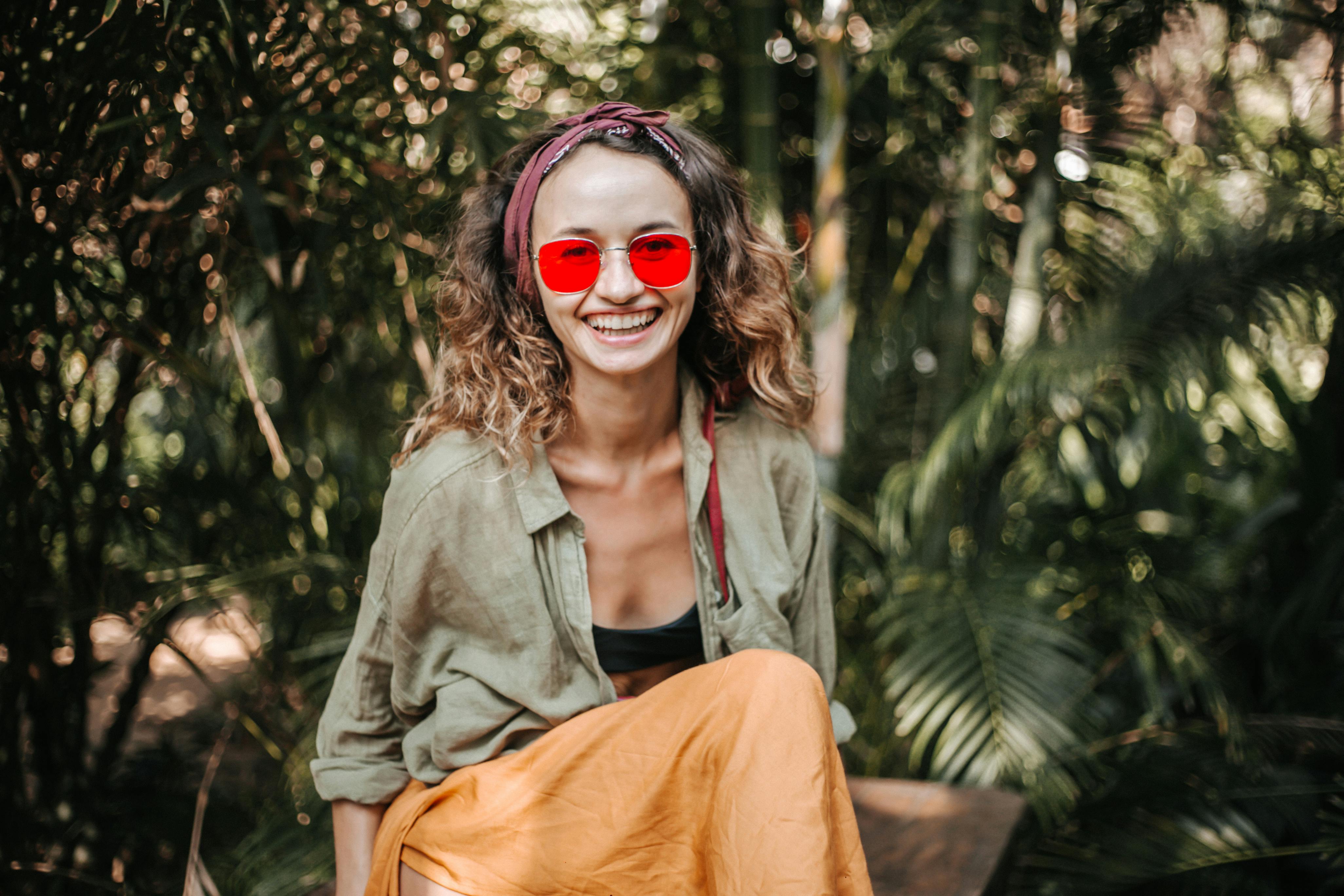 crvene sunčane naočale, džungla, žena, osmijeh