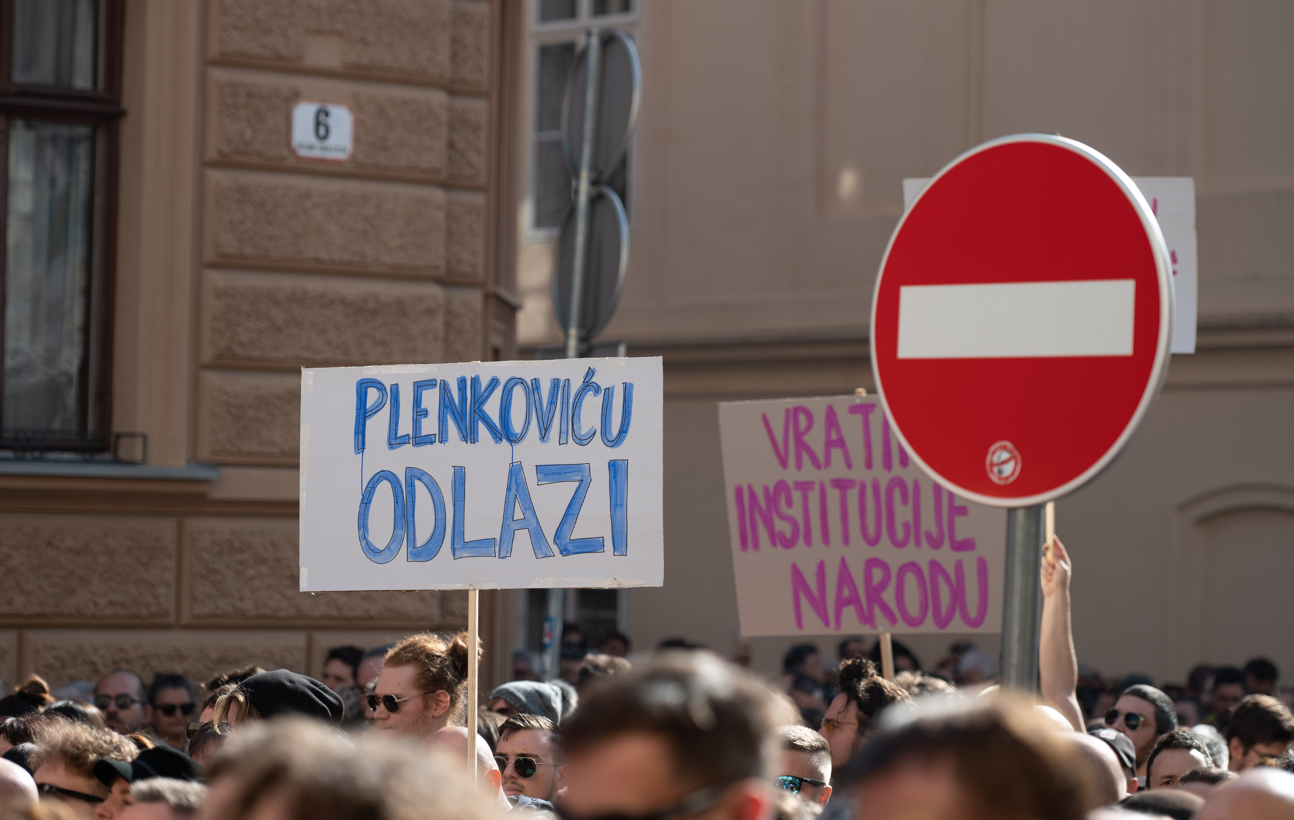 Zagreb: Poruke na prosvjedu "Dosta je! Odmah na izbore"