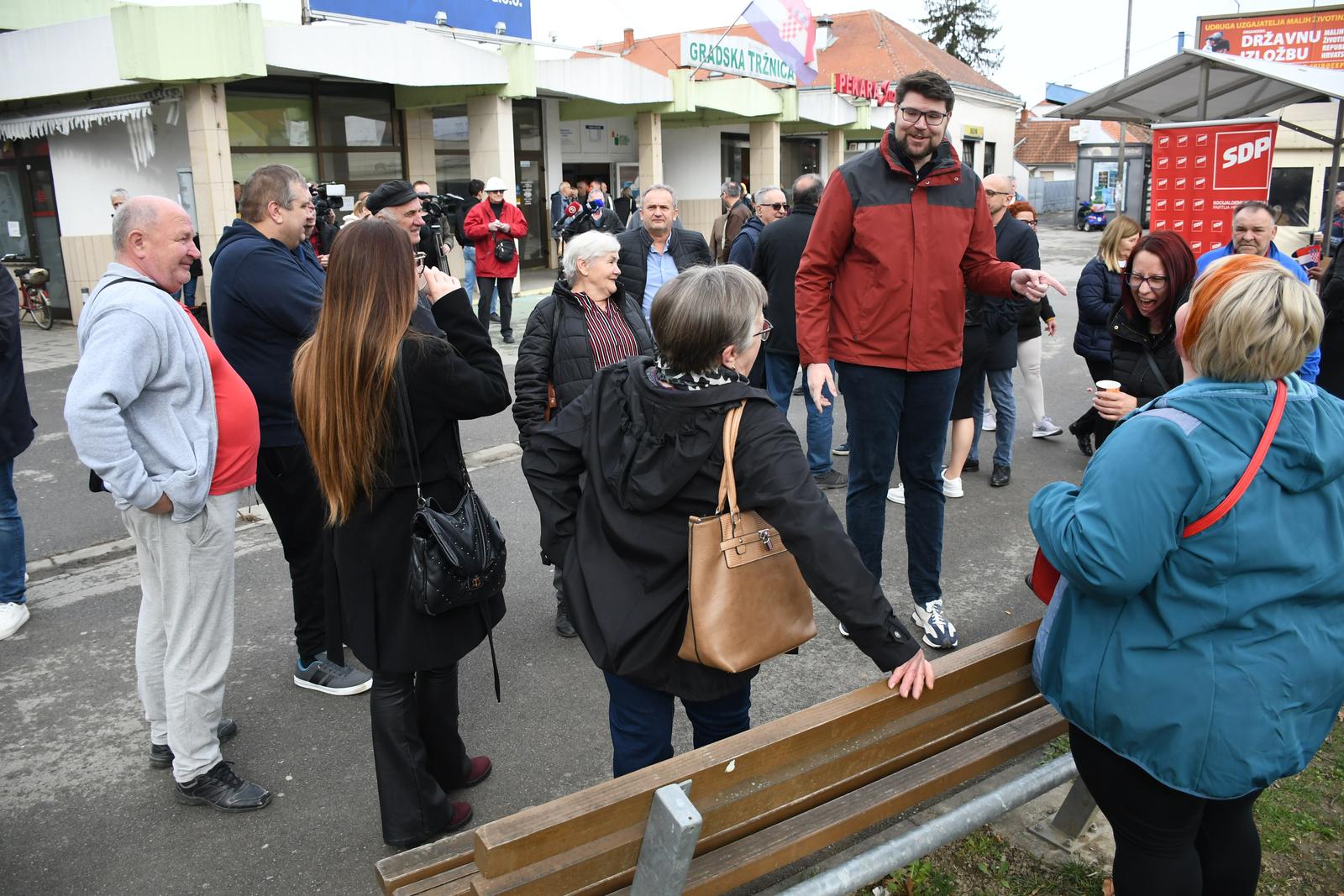 Virovitica: SDP Virovitičko-podravske županije organizirao je druženje s građanima uz tople napitke na tržnici