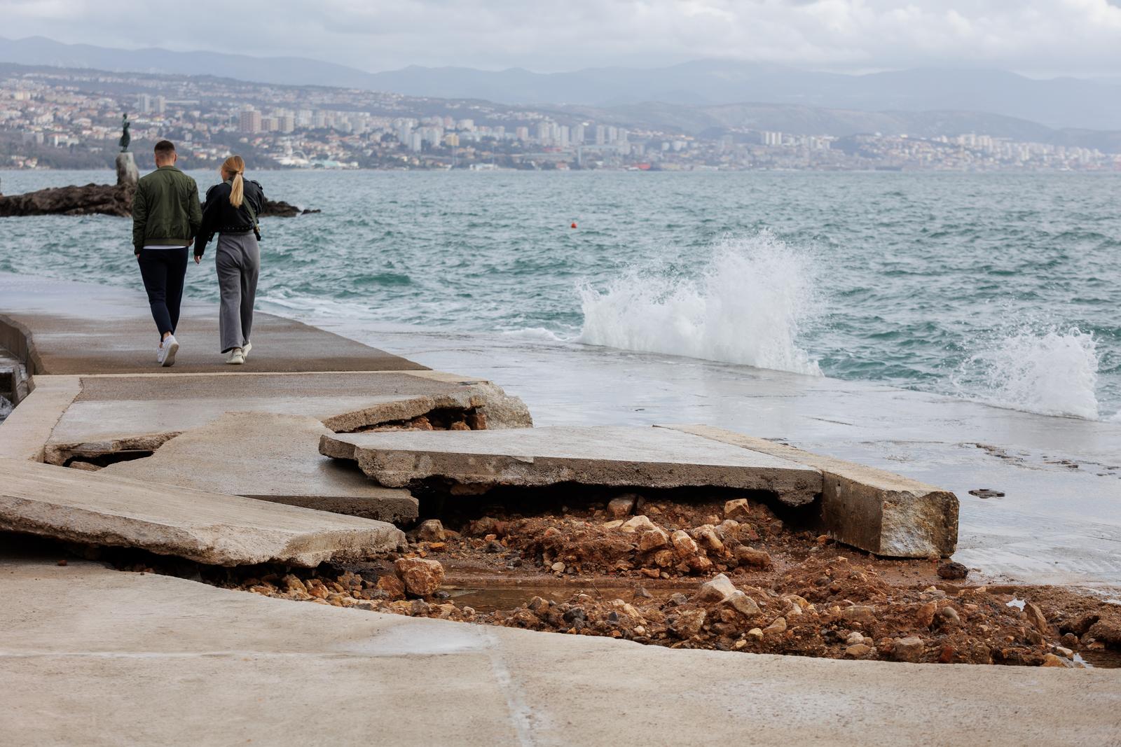 Opatija: Olujno jugo i valovi razbili betonski dio kupališta