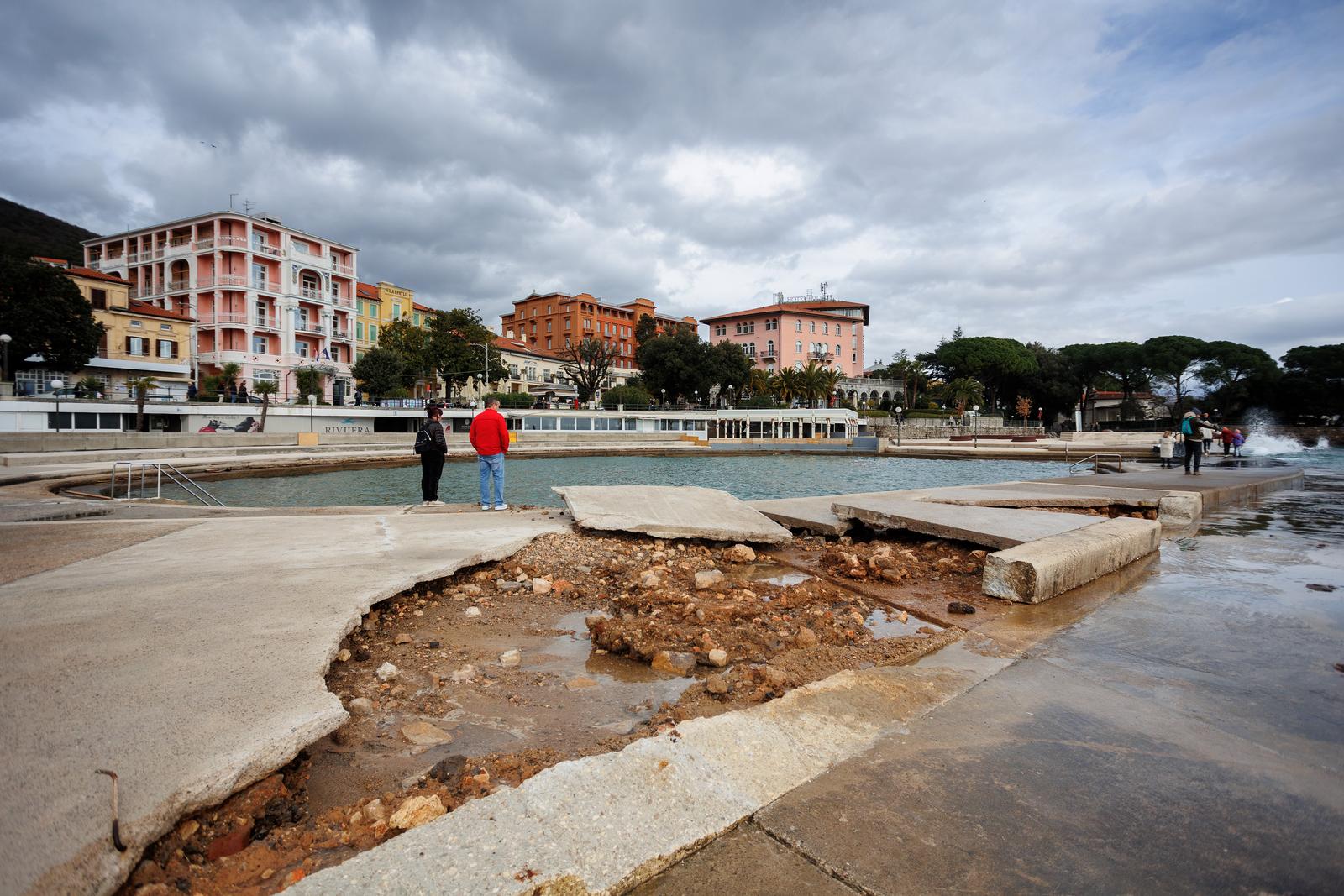 Opatija: Olujno jugo i valovi razbili betonski dio kupališta