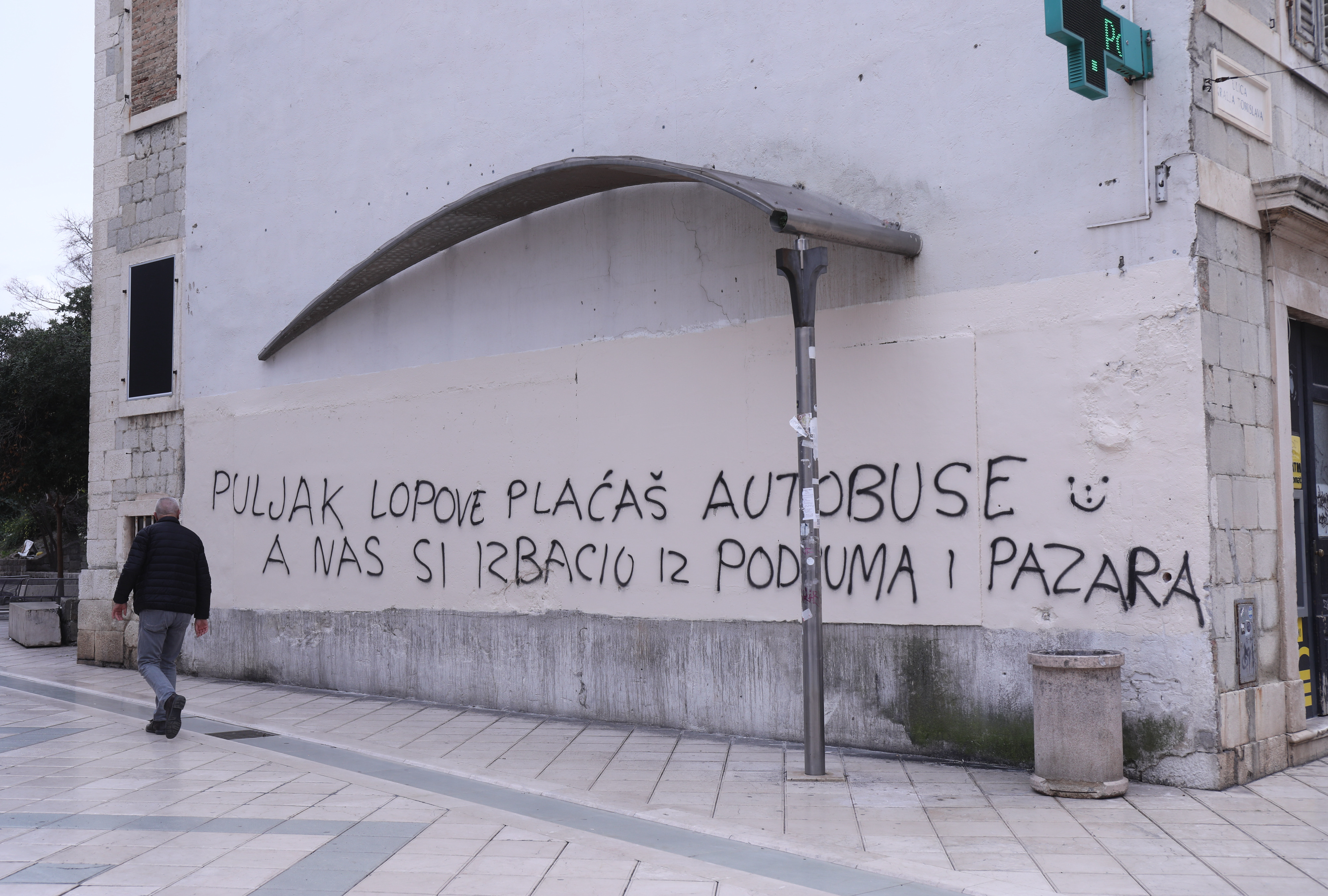 Split: U Marmontovoj osvanuli uvredljivi grafiti protiv Puljka, dok su grafiti s porukama Milanoviću i Ivoševiću brzo uklonjeni