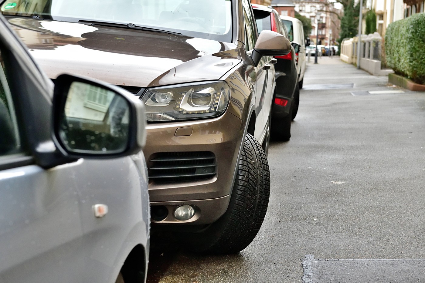 9.2.2024 Schwere Autos Parkender SUV in Heidelberg. Seit der Abstimmung über höhere Parkgebühren für SUV in Paris wird a