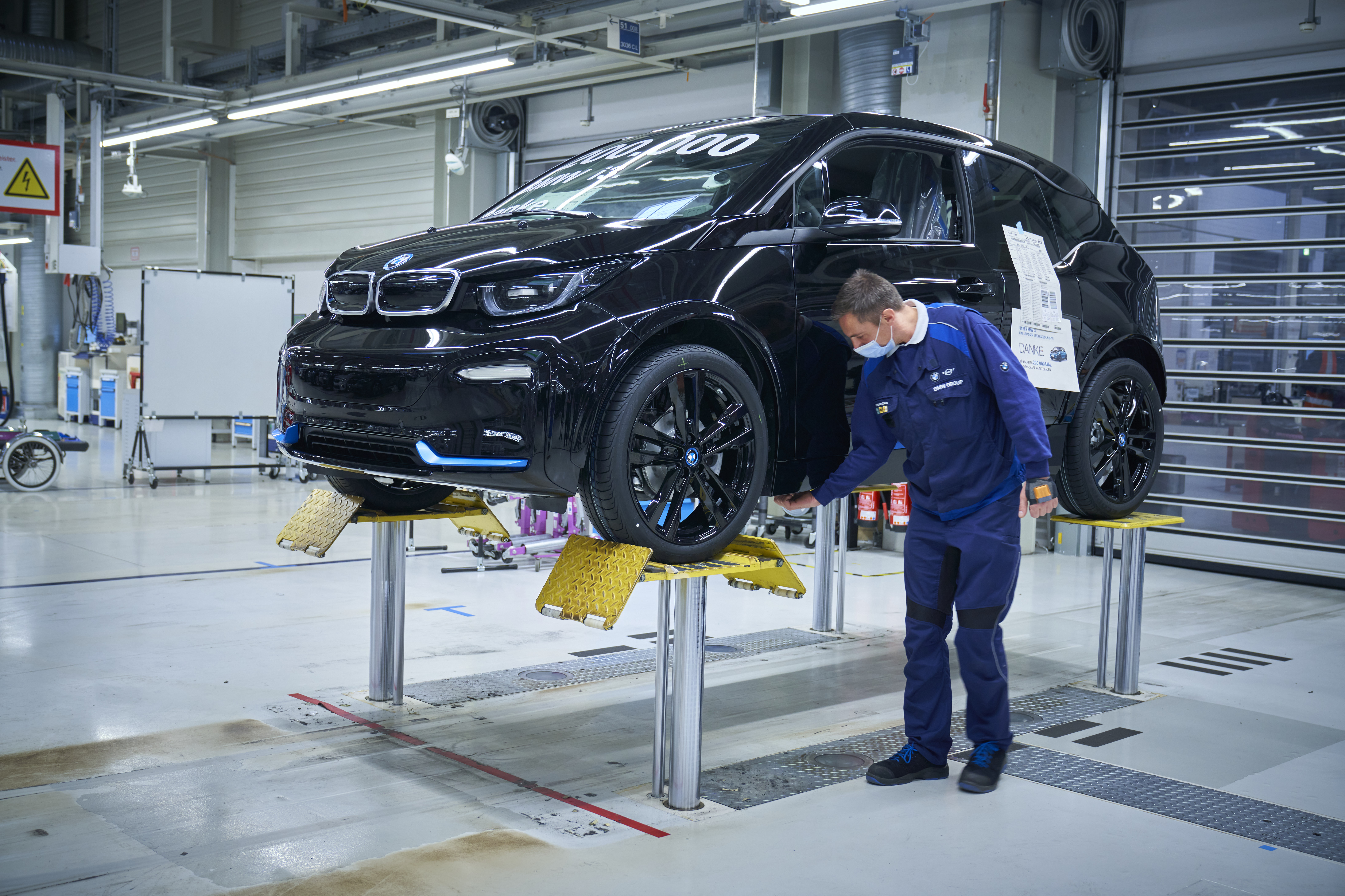 P90404280_highRes_200-000-bmw-i3-produ