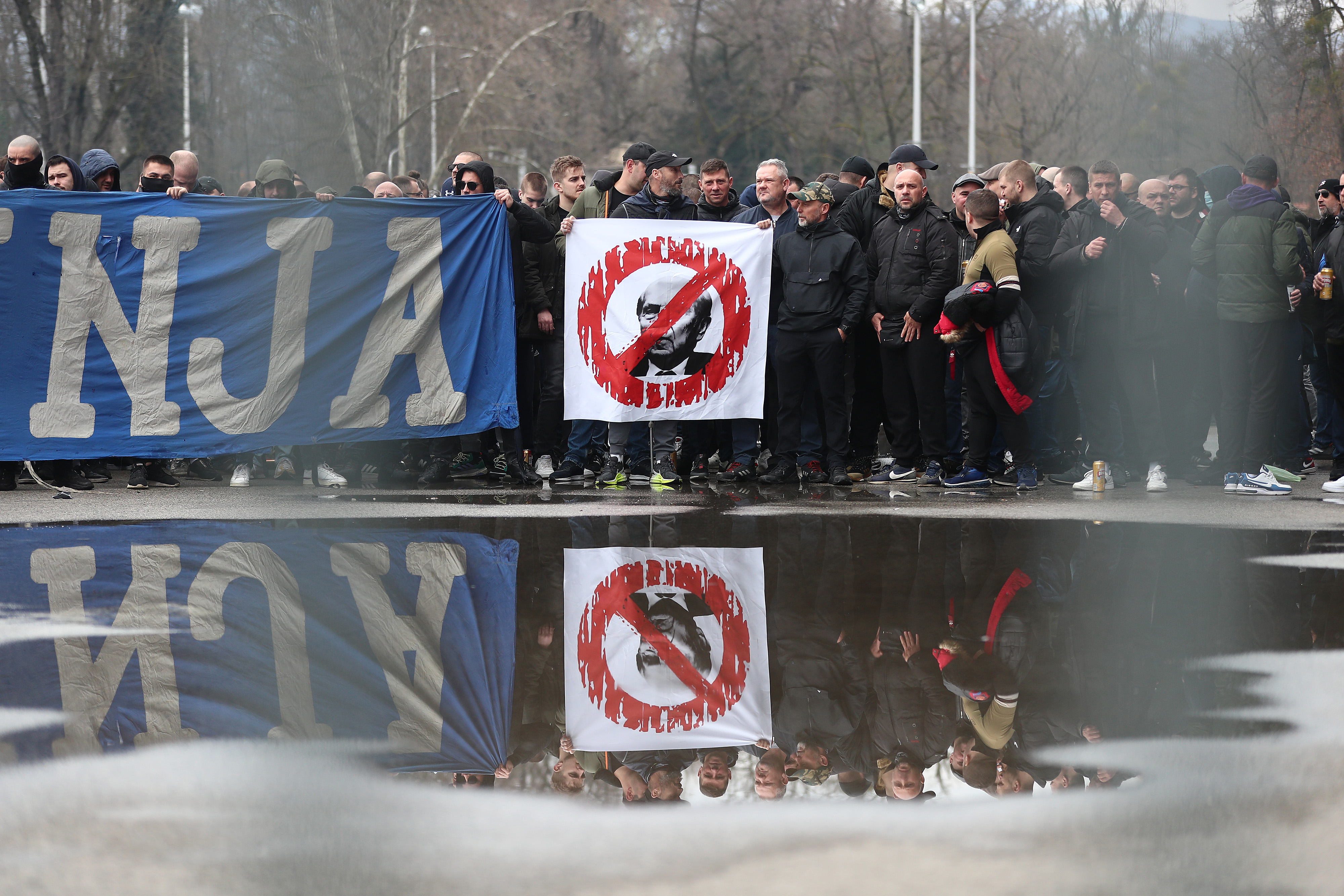 Zagreb: Bad Blue Boysi ispred stadiona za vrijeme skupštine