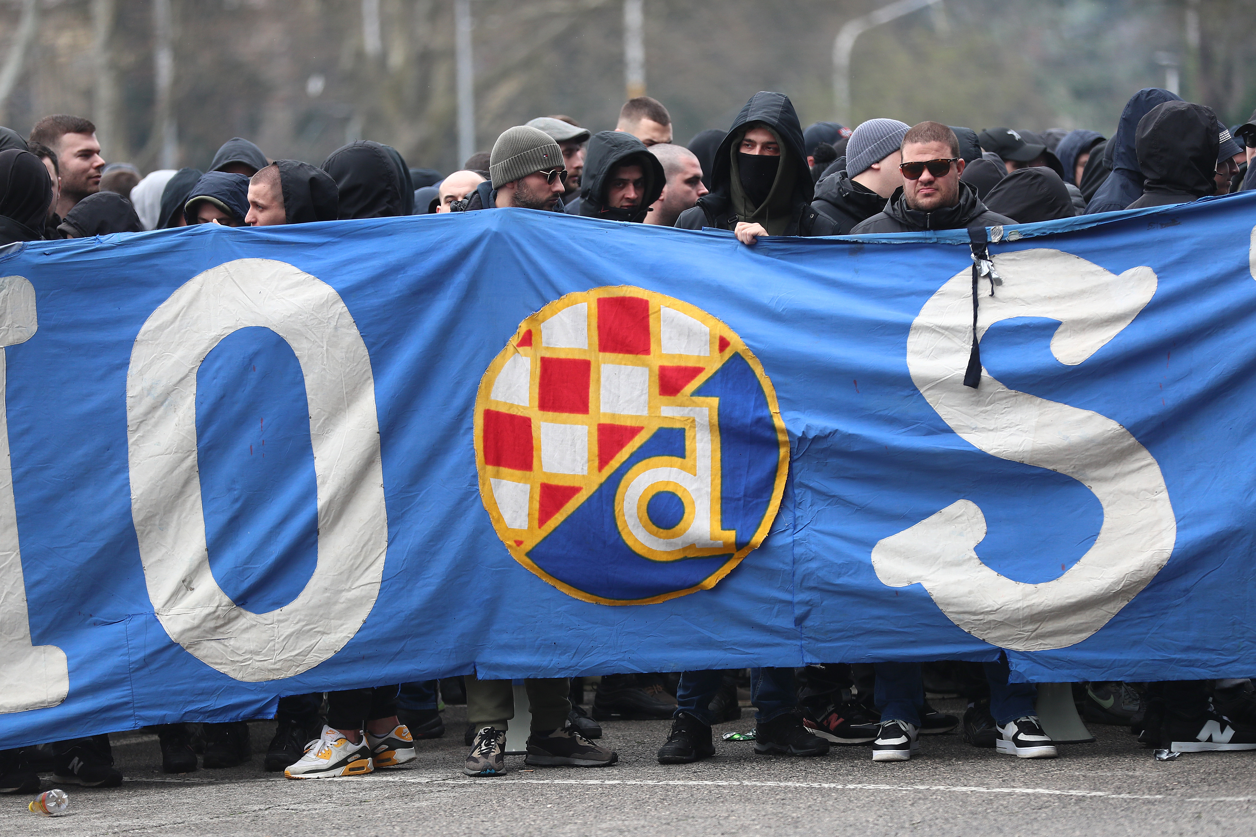 Zagreb: Bad Blue Boysi ispred stadiona za vrijeme skupštine