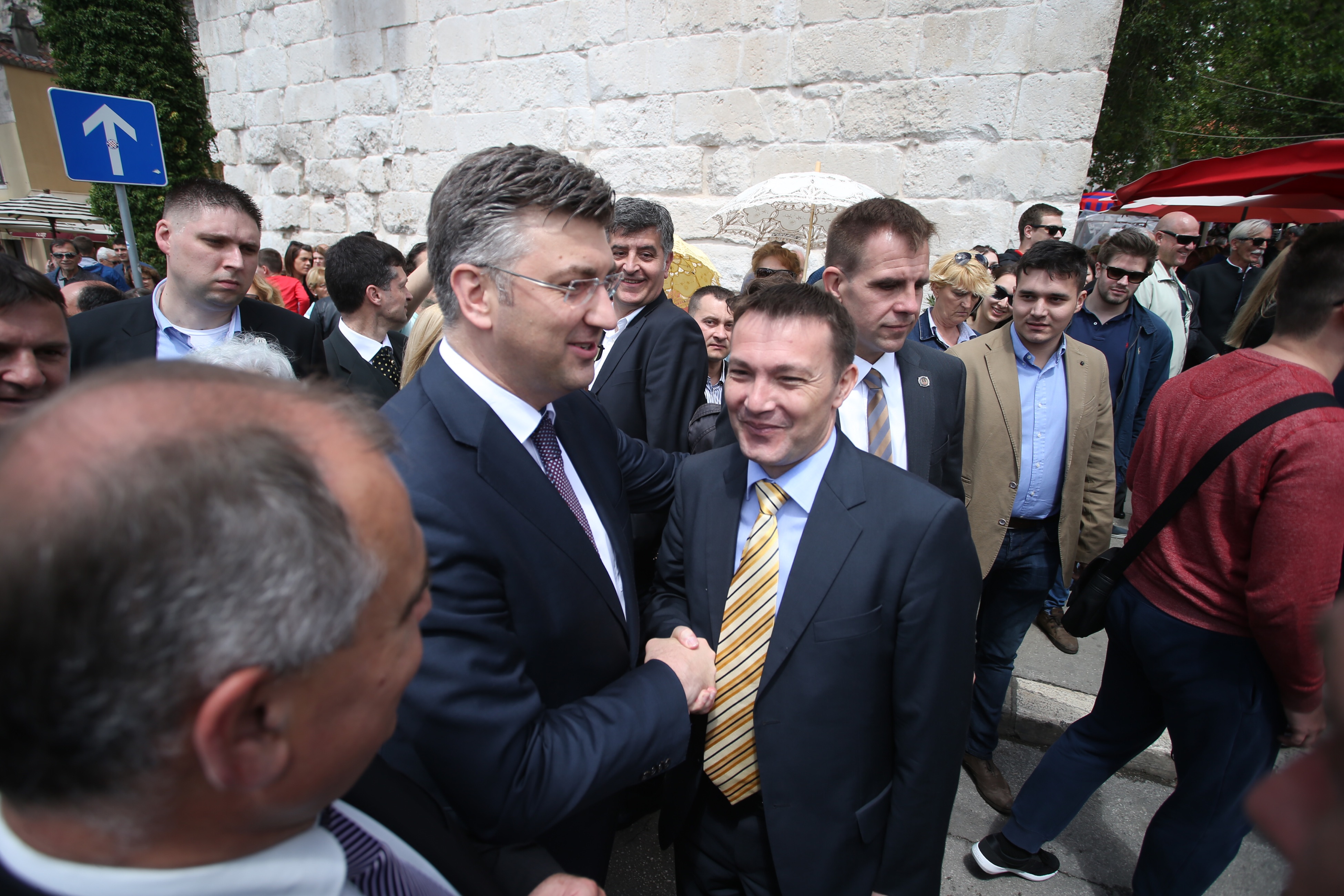 Split: Premijer se u etnji rivom prije ru?ka pozdravio s Aidom Batarelo i Arsenom Baukom