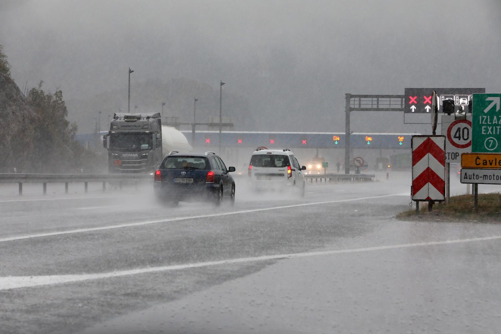 Kiša i magla otežavaju promet na autocesti Rijeka-Zagreb