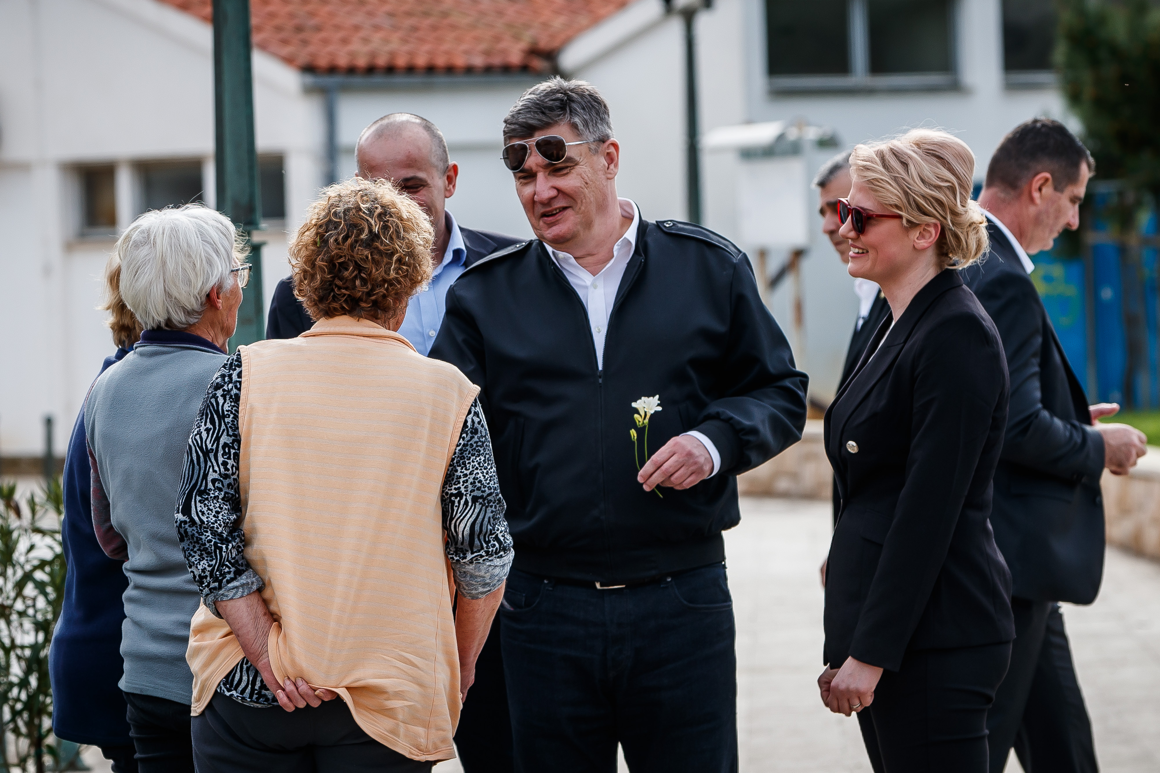 Predsjednik Zoran Milanović u Velu Luku stigao gliserom te se prošetao rivom