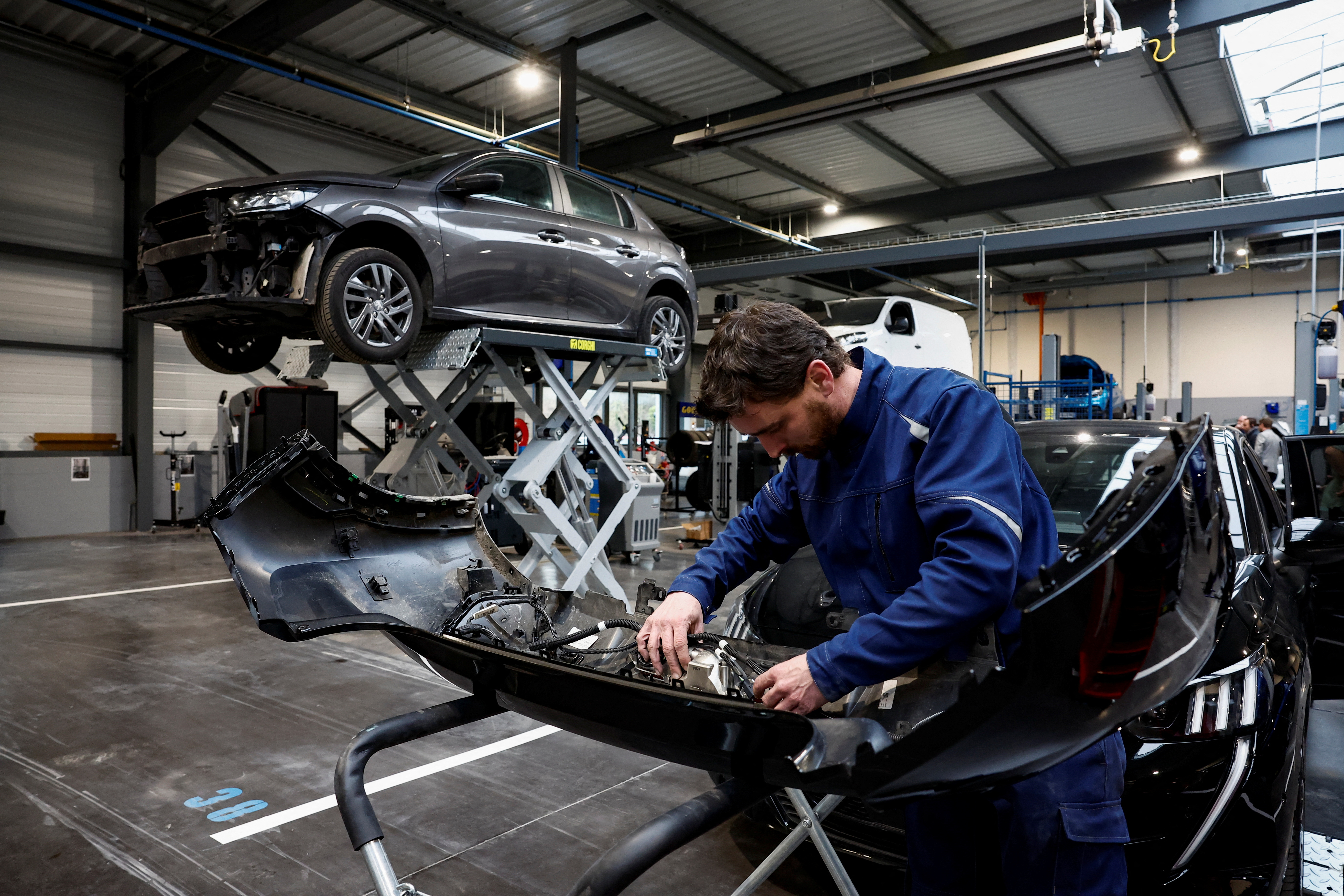 Stellantis and Alcopa Group SUSTAINera car reconditioning plant in Sainte-Genevieve