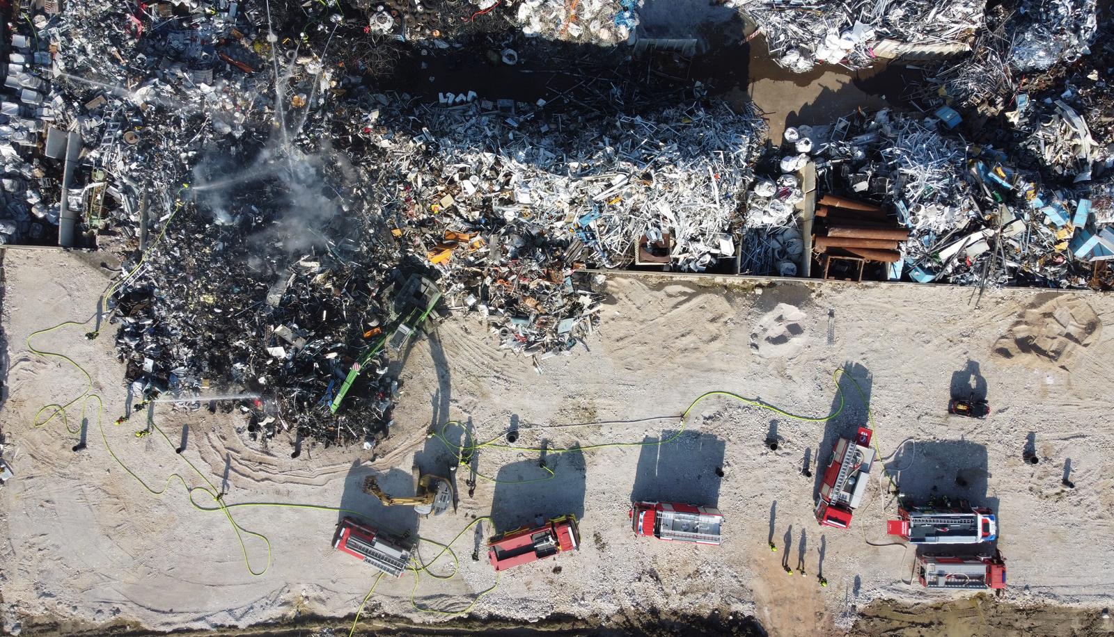 Fotografije iz zraka požara na odlagalištu otpada kod Dugog Sela