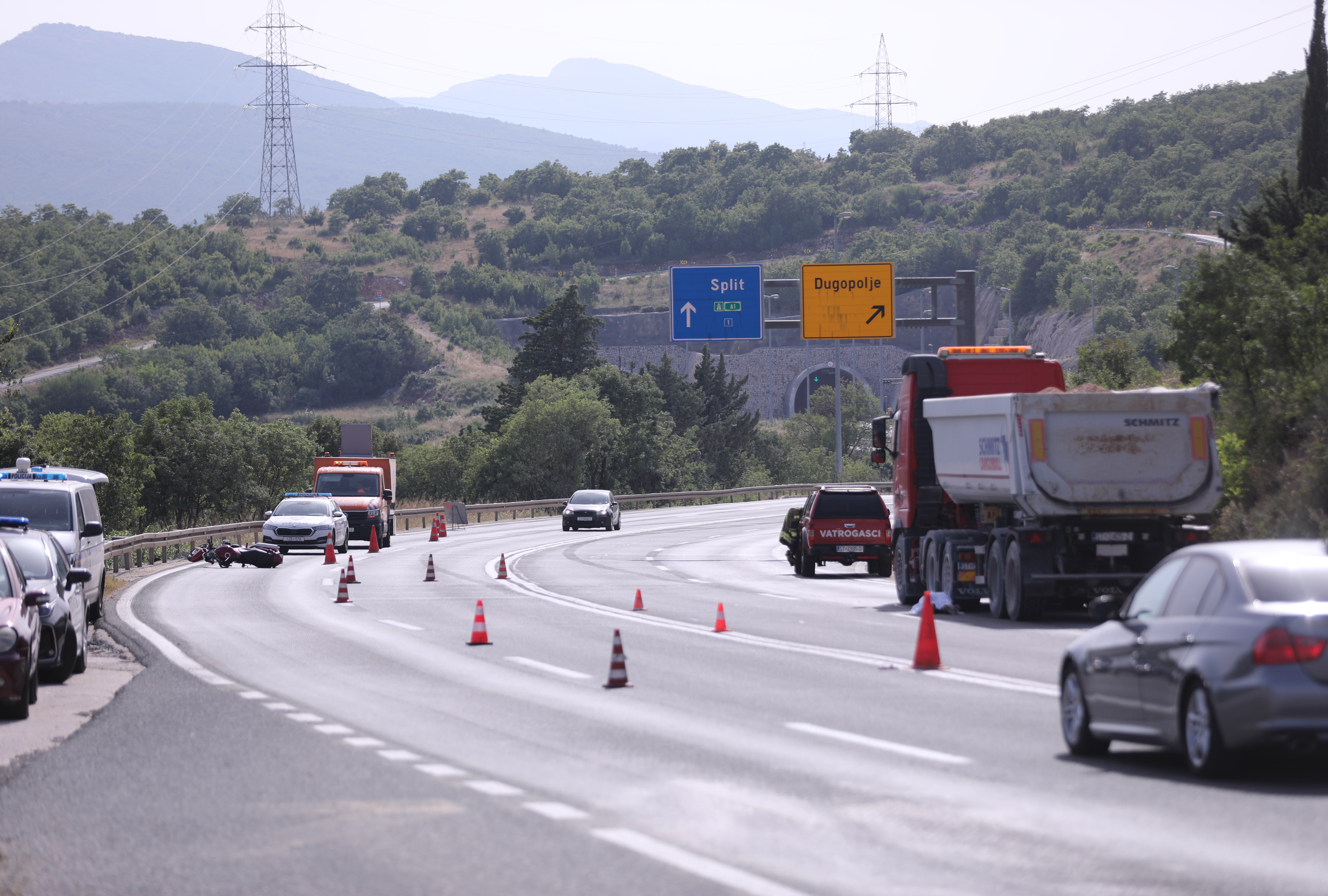 Dugopolje: U prometnoj nesreći smrtno stradao motociklist