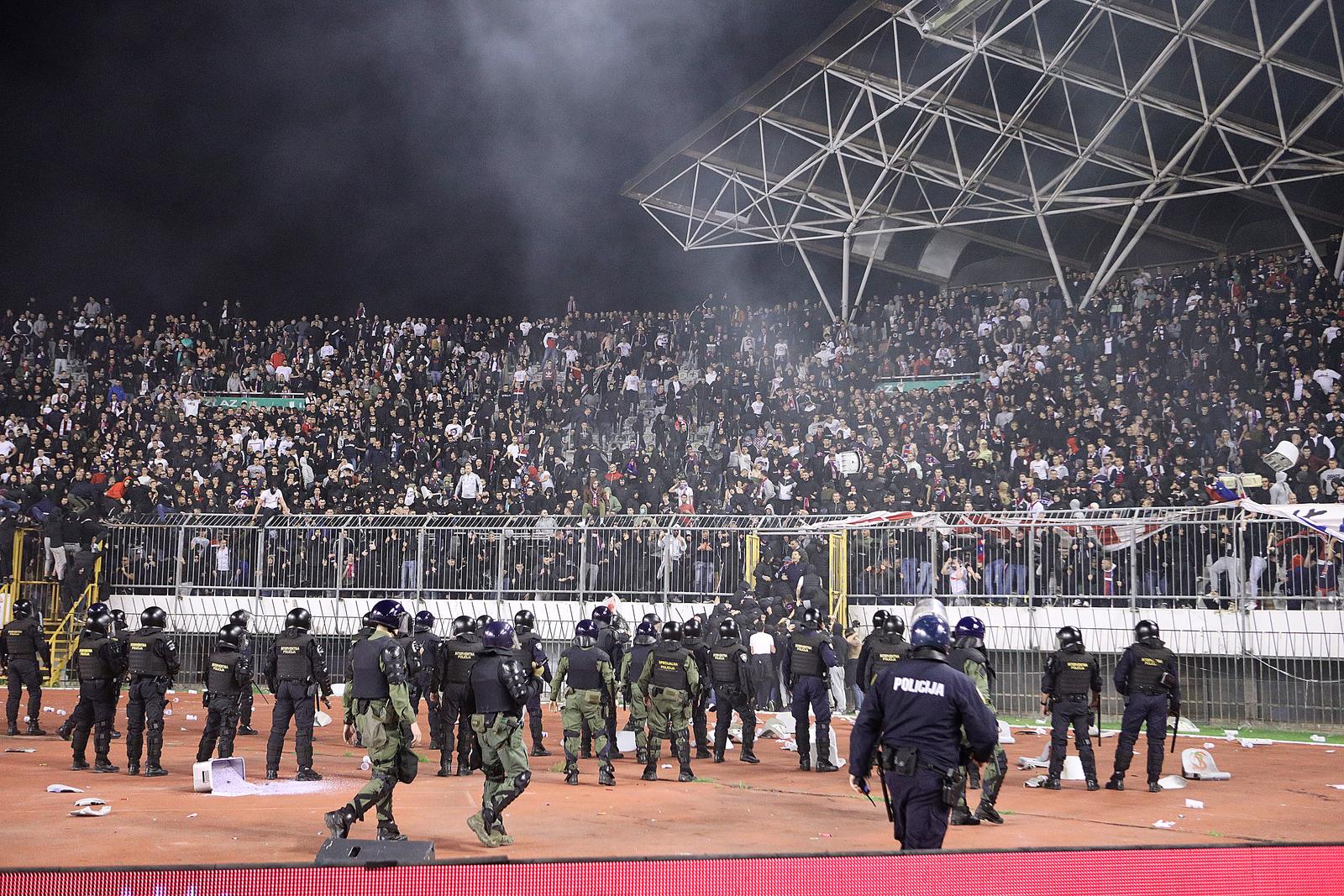 Kaos na Poljudu: Torcida upala na teren, igrači pobjegli u tunel! Specijalci tjerali huligane